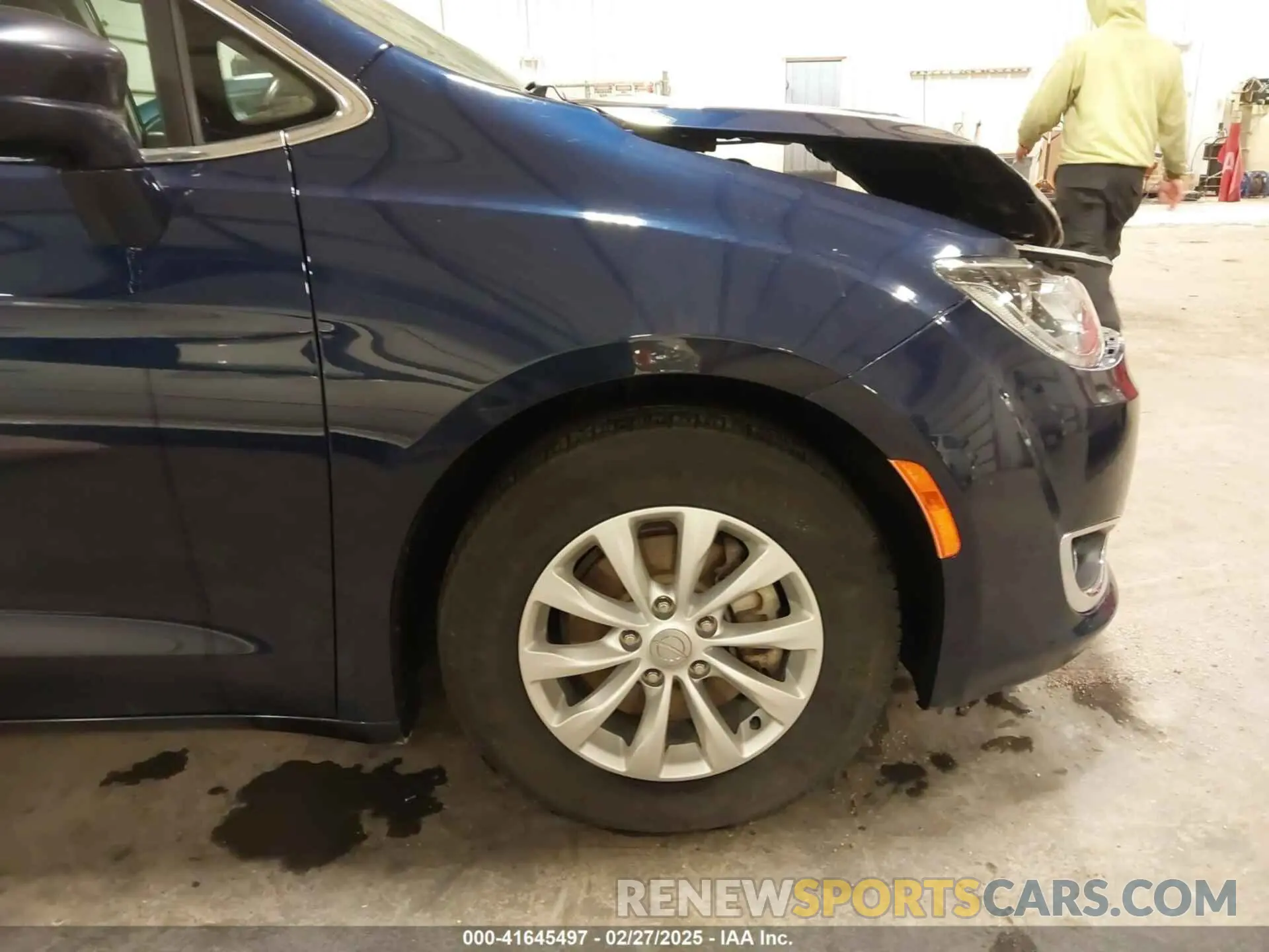 19 Photograph of a damaged car 2C4RC1FG3KR556322 CHRYSLER PACIFICA 2019