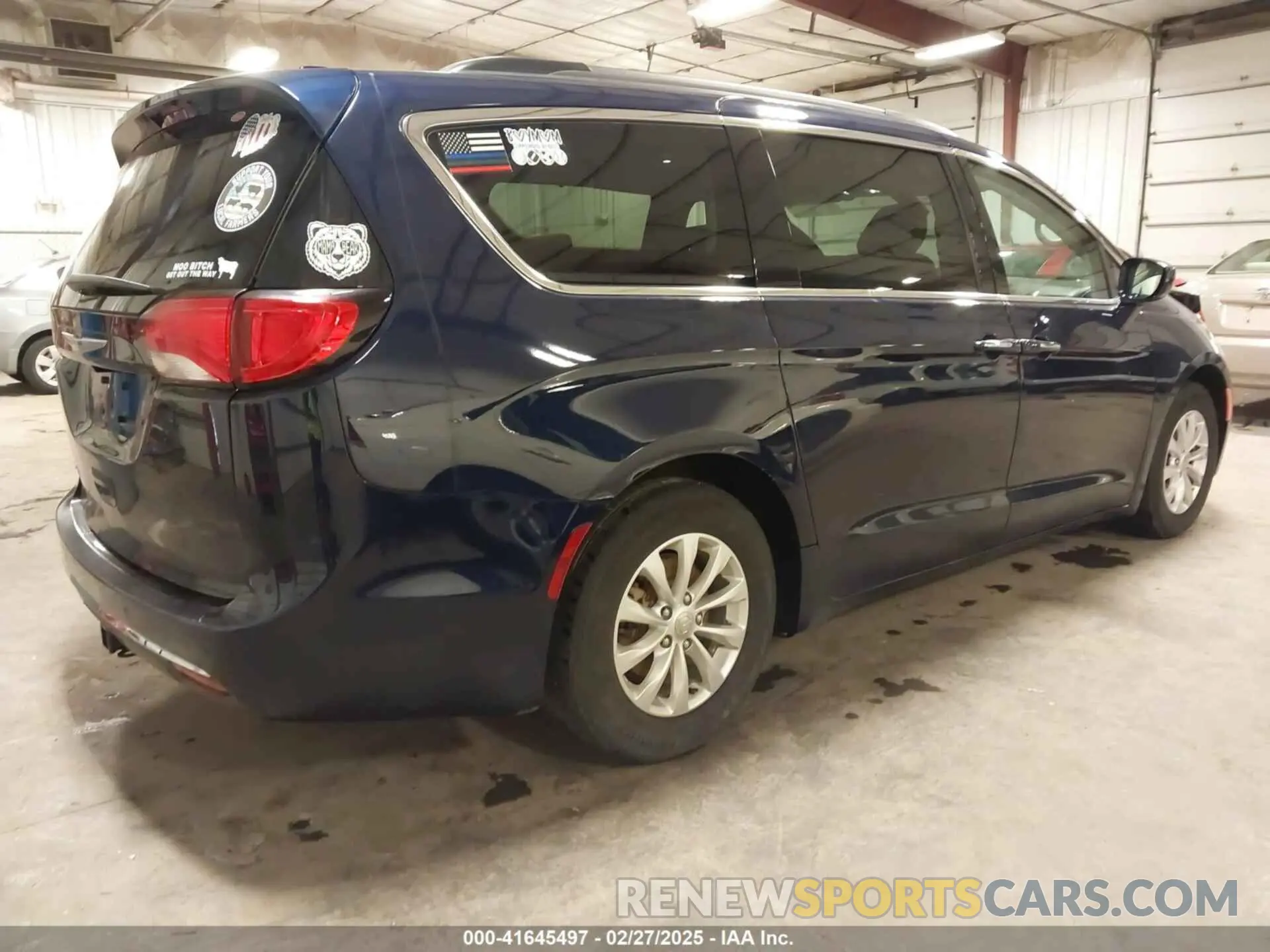 4 Photograph of a damaged car 2C4RC1FG3KR556322 CHRYSLER PACIFICA 2019