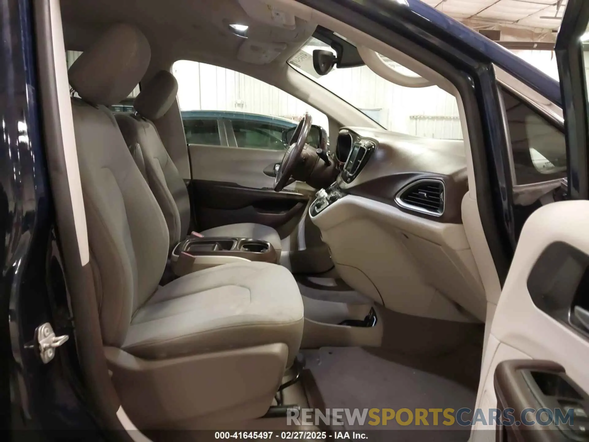 5 Photograph of a damaged car 2C4RC1FG3KR556322 CHRYSLER PACIFICA 2019