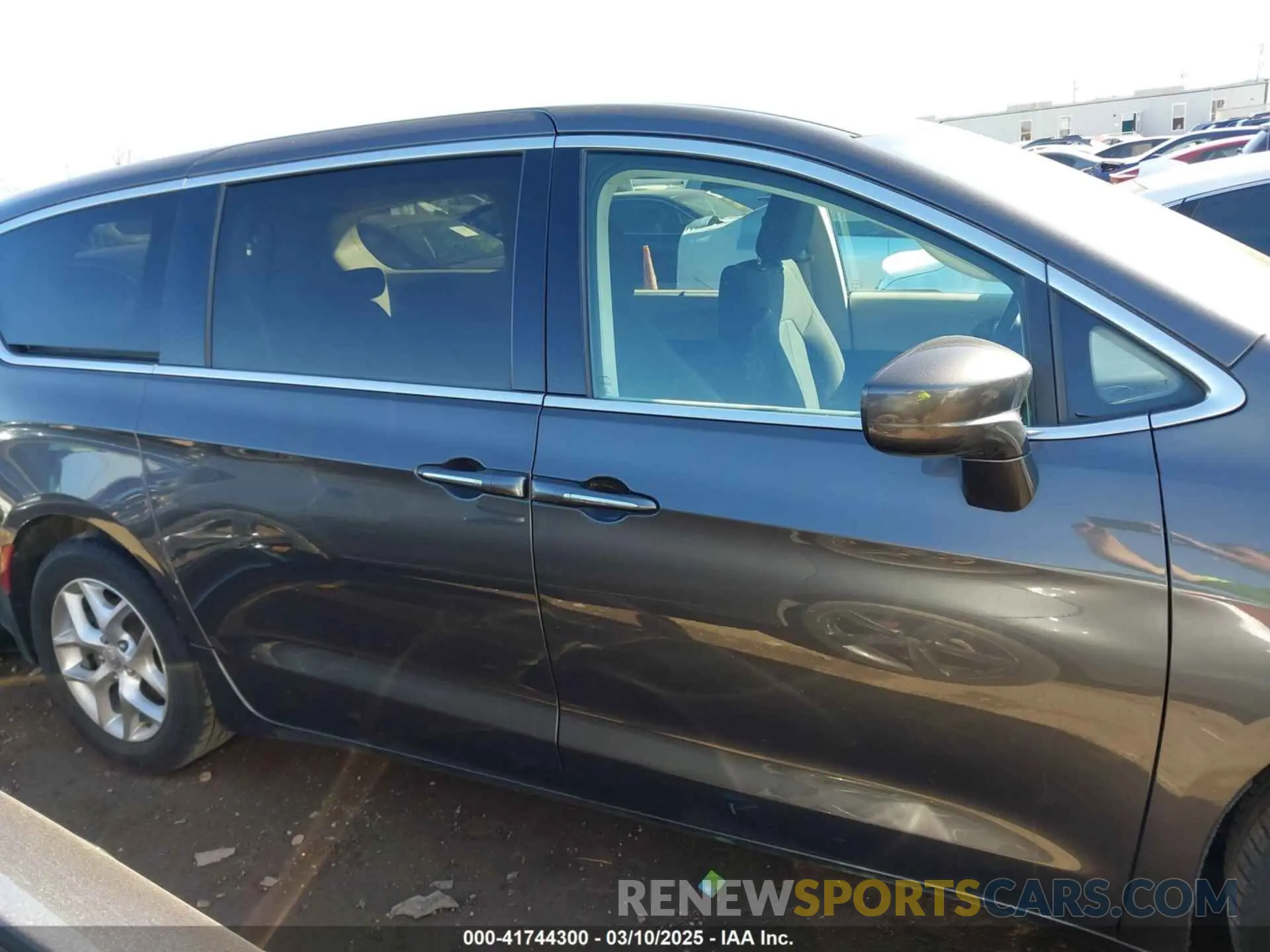 14 Photograph of a damaged car 2C4RC1FG3KR708986 CHRYSLER PACIFICA 2019