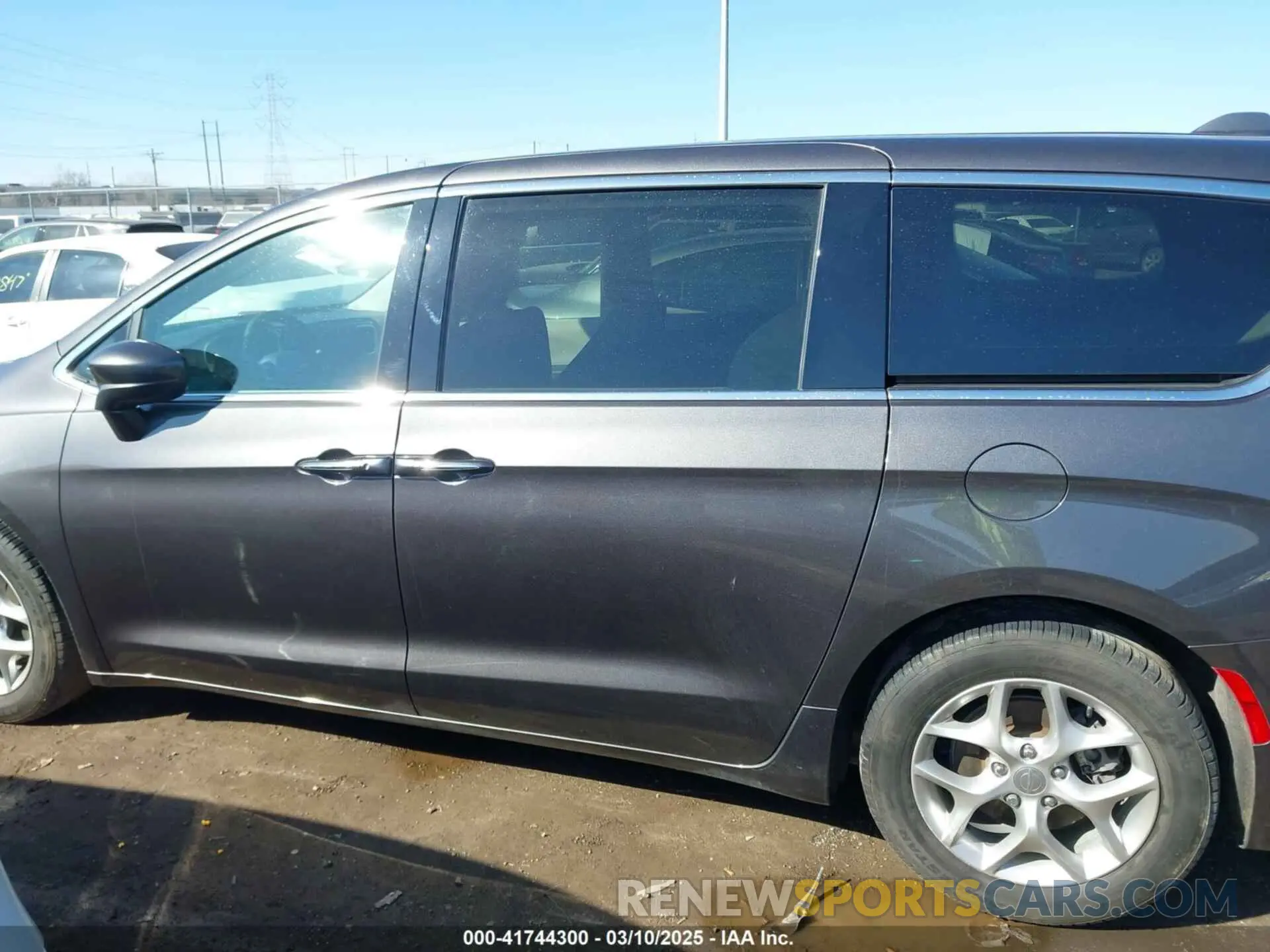 15 Photograph of a damaged car 2C4RC1FG3KR708986 CHRYSLER PACIFICA 2019