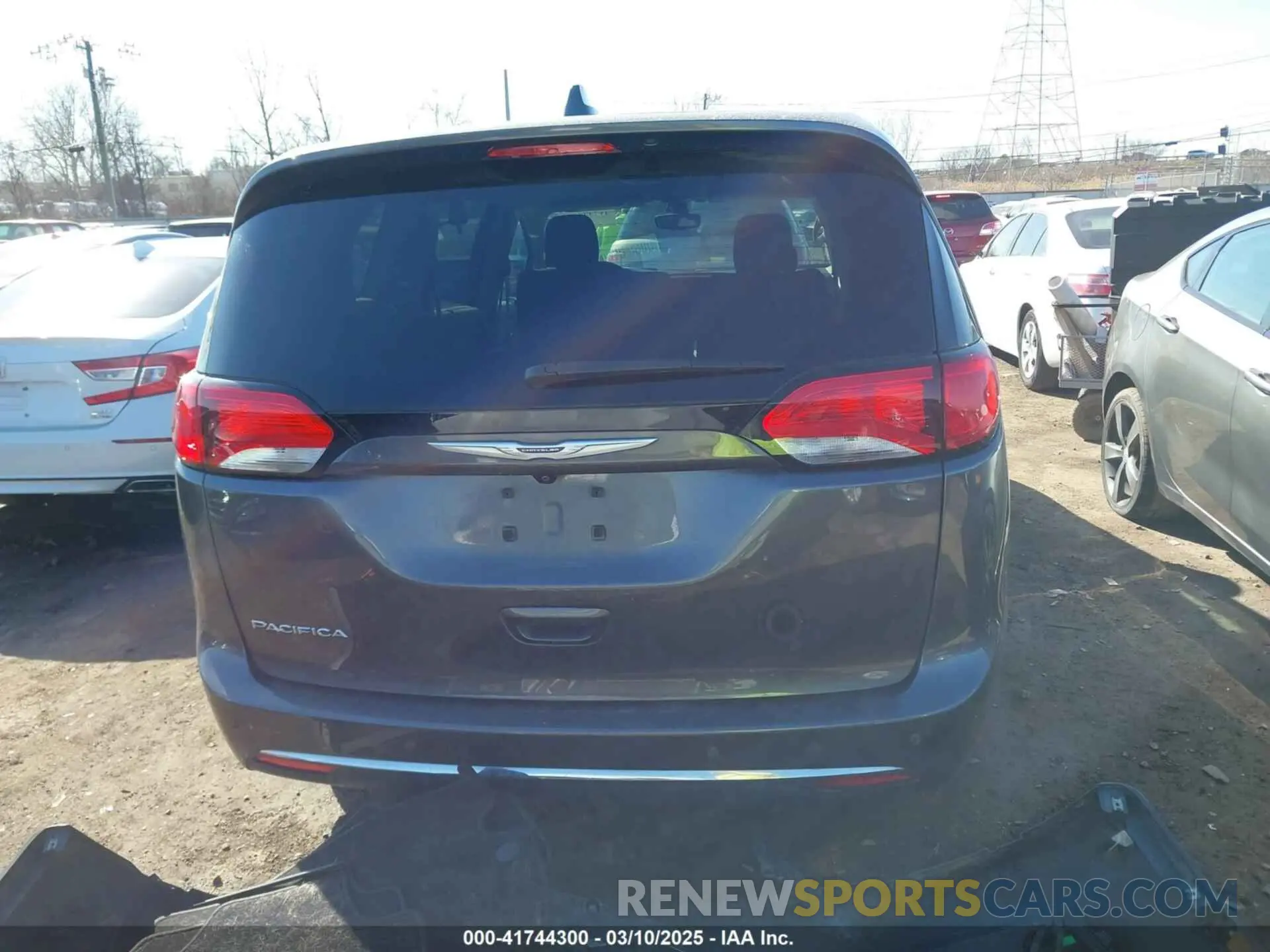 17 Photograph of a damaged car 2C4RC1FG3KR708986 CHRYSLER PACIFICA 2019