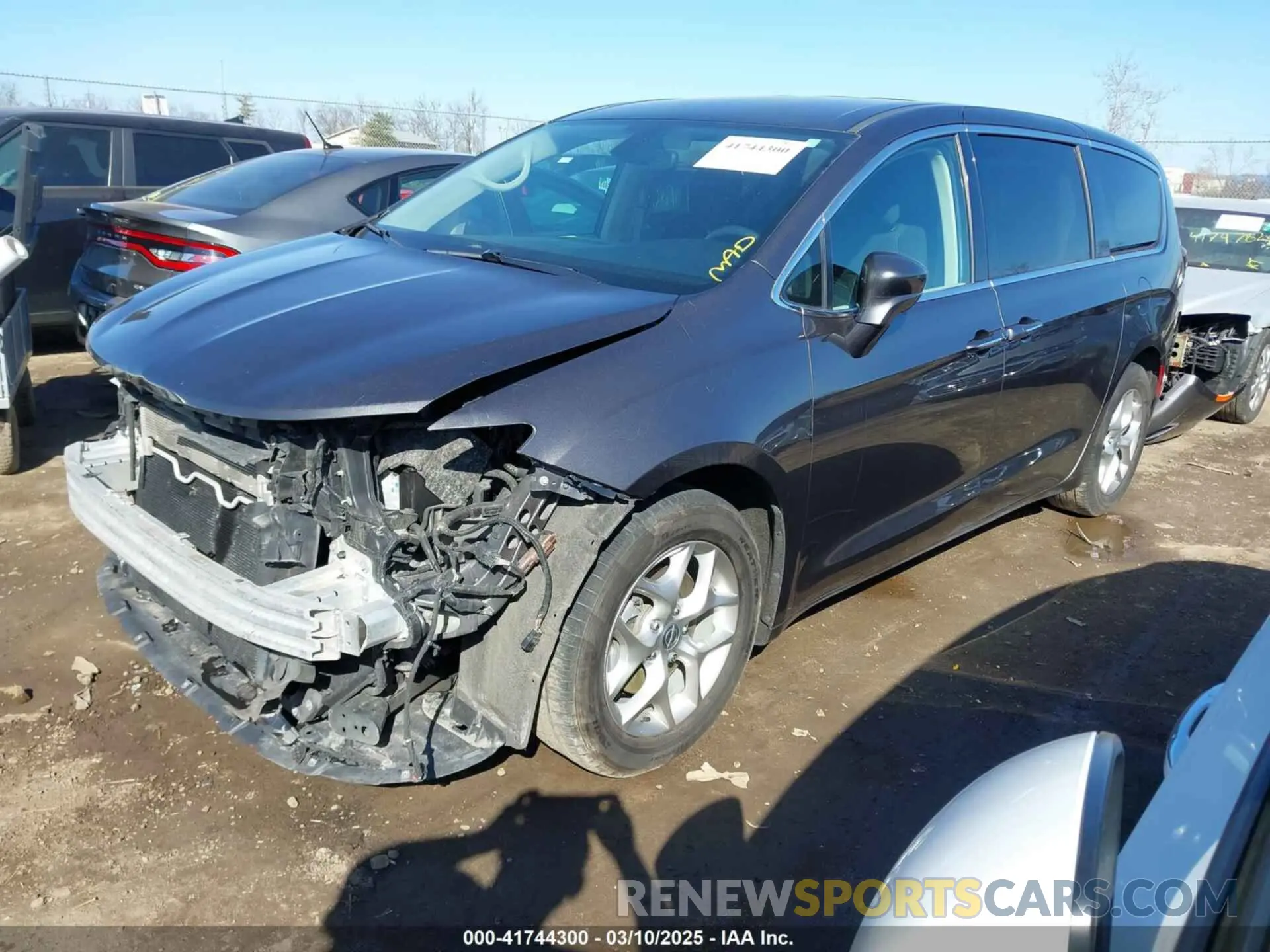 2 Photograph of a damaged car 2C4RC1FG3KR708986 CHRYSLER PACIFICA 2019