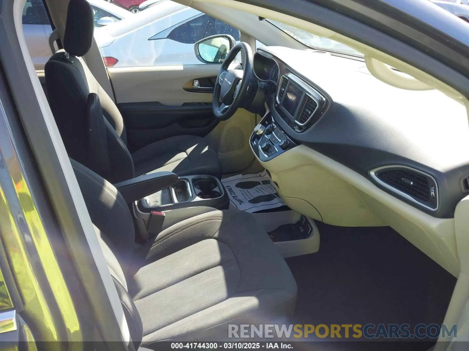 5 Photograph of a damaged car 2C4RC1FG3KR708986 CHRYSLER PACIFICA 2019