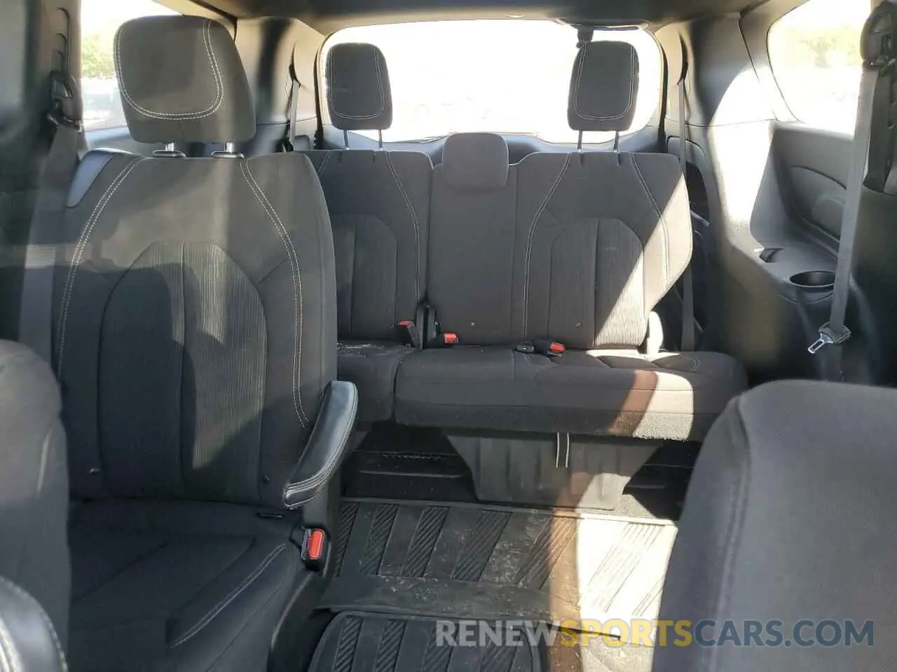 10 Photograph of a damaged car 2C4RC1FG4KR734142 CHRYSLER PACIFICA 2019