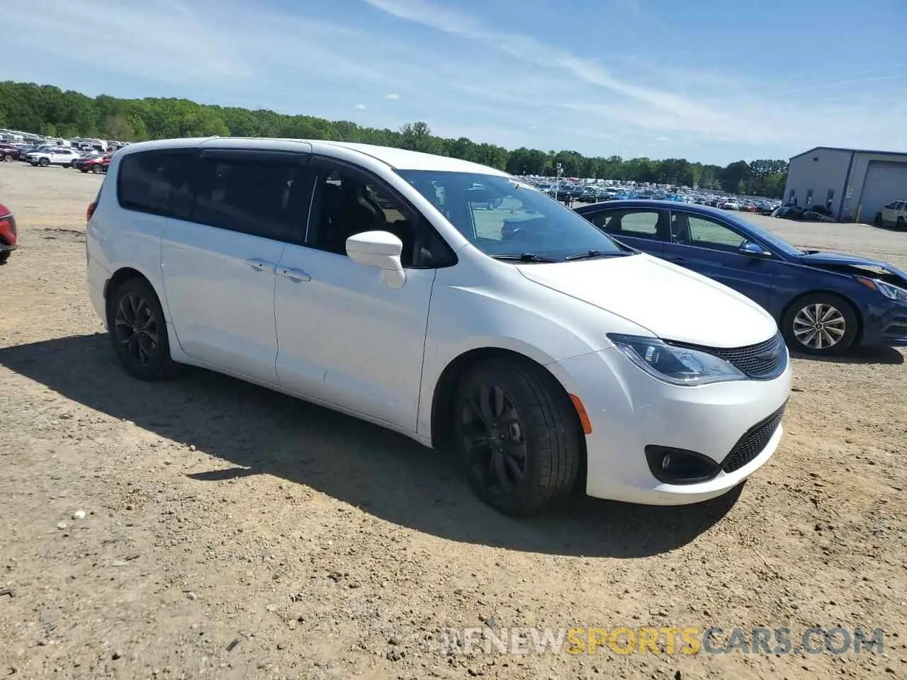 4 Photograph of a damaged car 2C4RC1FG4KR734142 CHRYSLER PACIFICA 2019