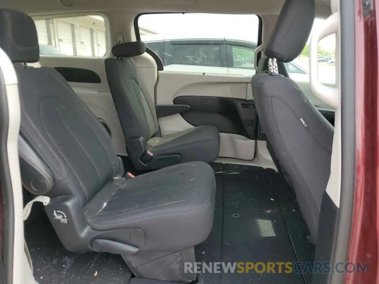11 Photograph of a damaged car 2C4RC1FG5KR605035 CHRYSLER PACIFICA 2019