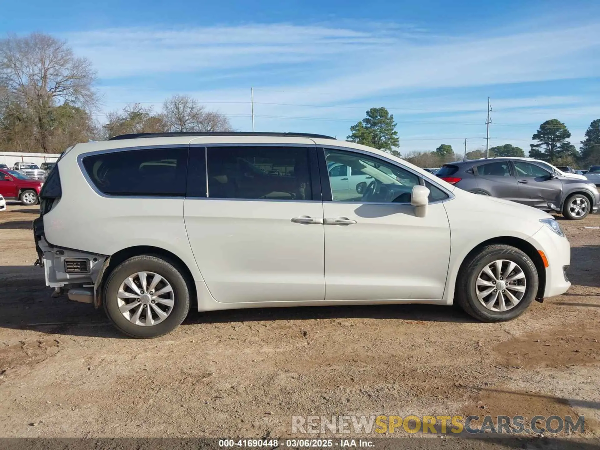 14 Фотография поврежденного автомобиля 2C4RC1FG6KR669150 CHRYSLER PACIFICA 2019