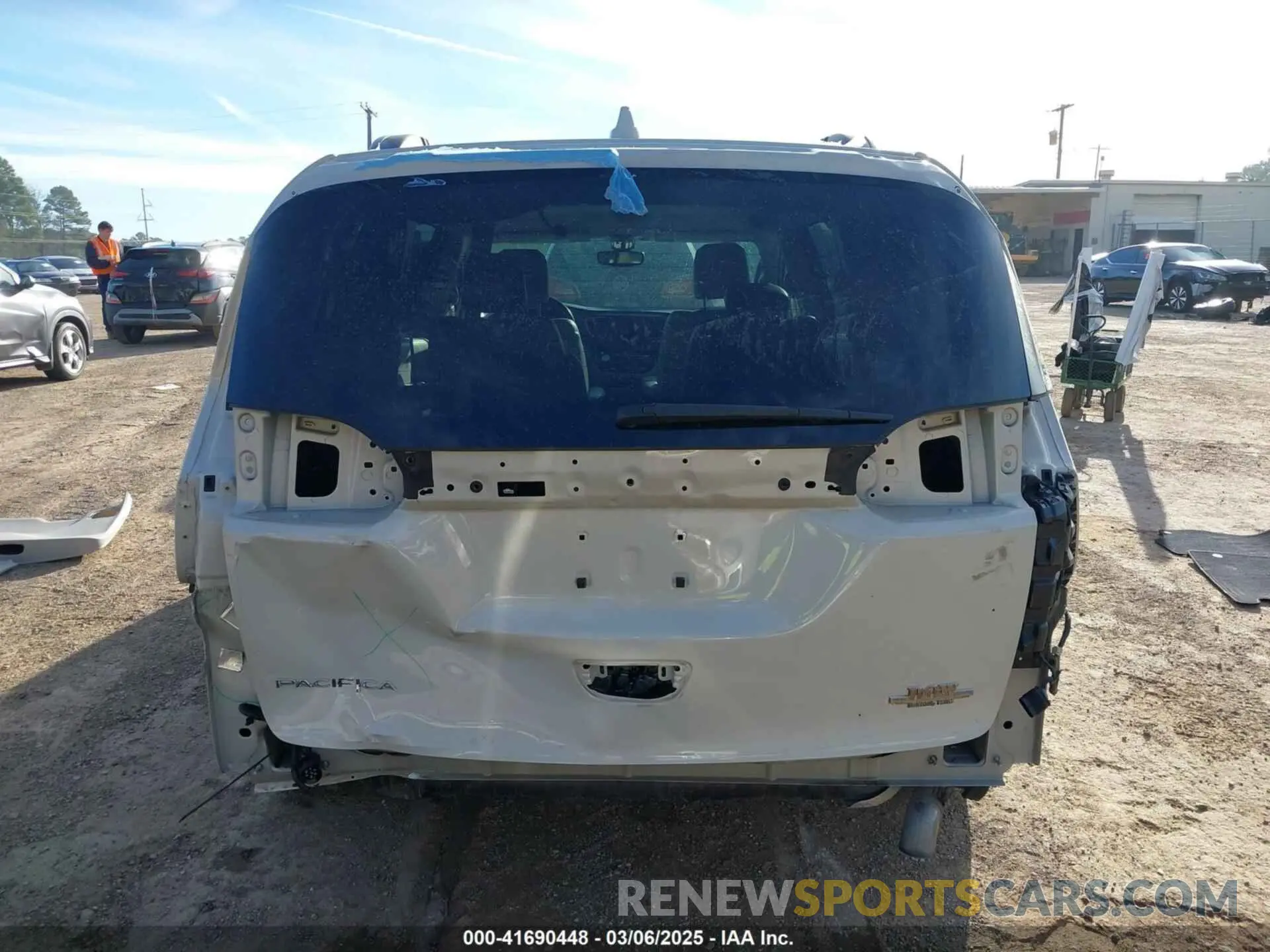 17 Фотография поврежденного автомобиля 2C4RC1FG6KR669150 CHRYSLER PACIFICA 2019