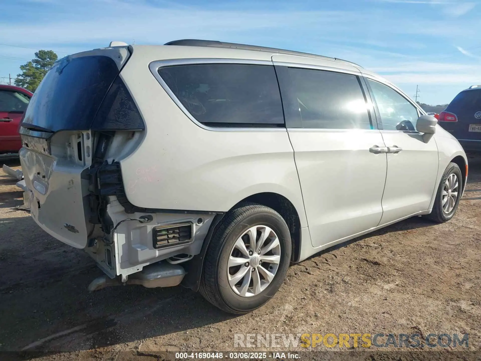4 Фотография поврежденного автомобиля 2C4RC1FG6KR669150 CHRYSLER PACIFICA 2019