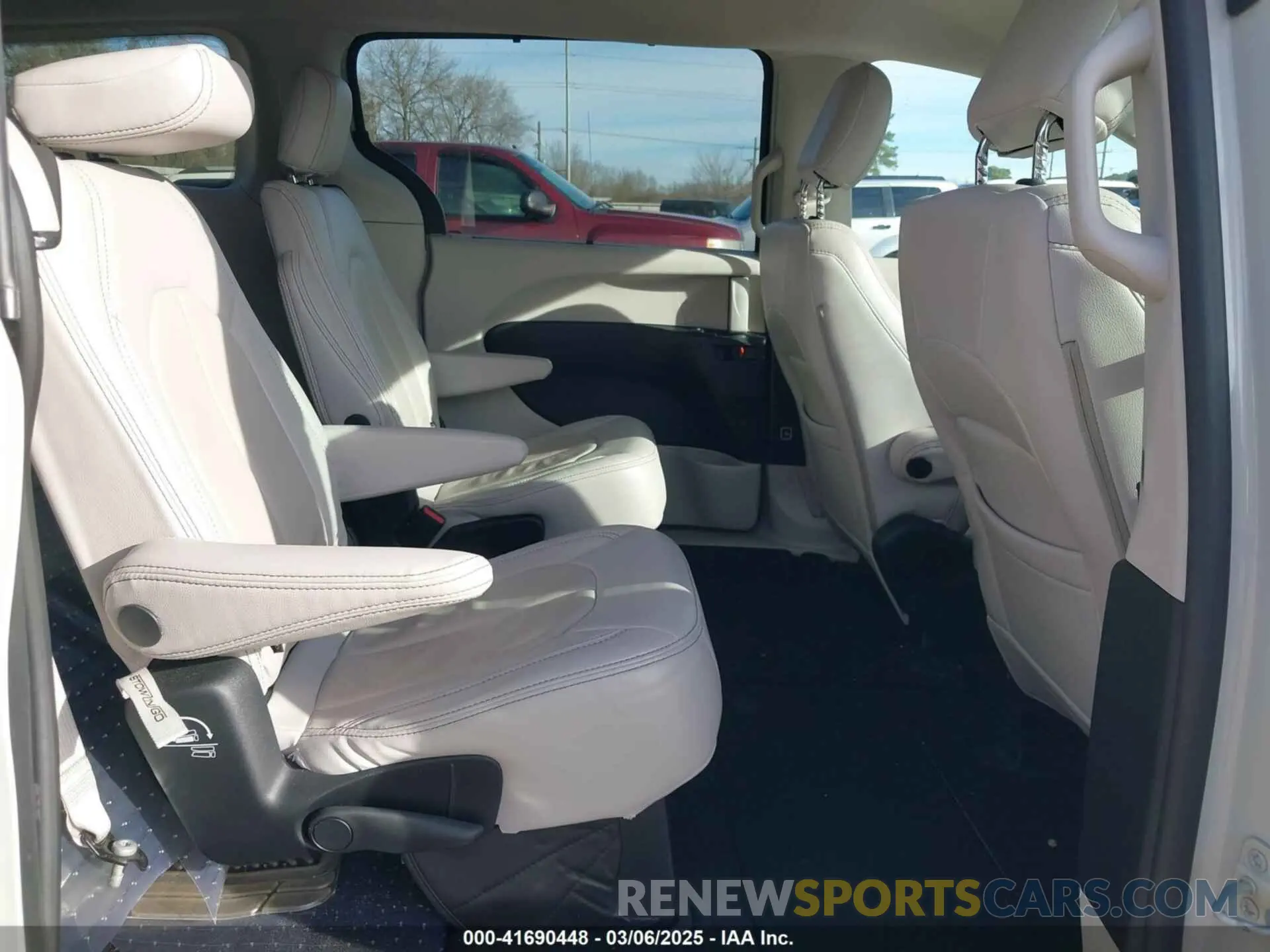 8 Фотография поврежденного автомобиля 2C4RC1FG6KR669150 CHRYSLER PACIFICA 2019