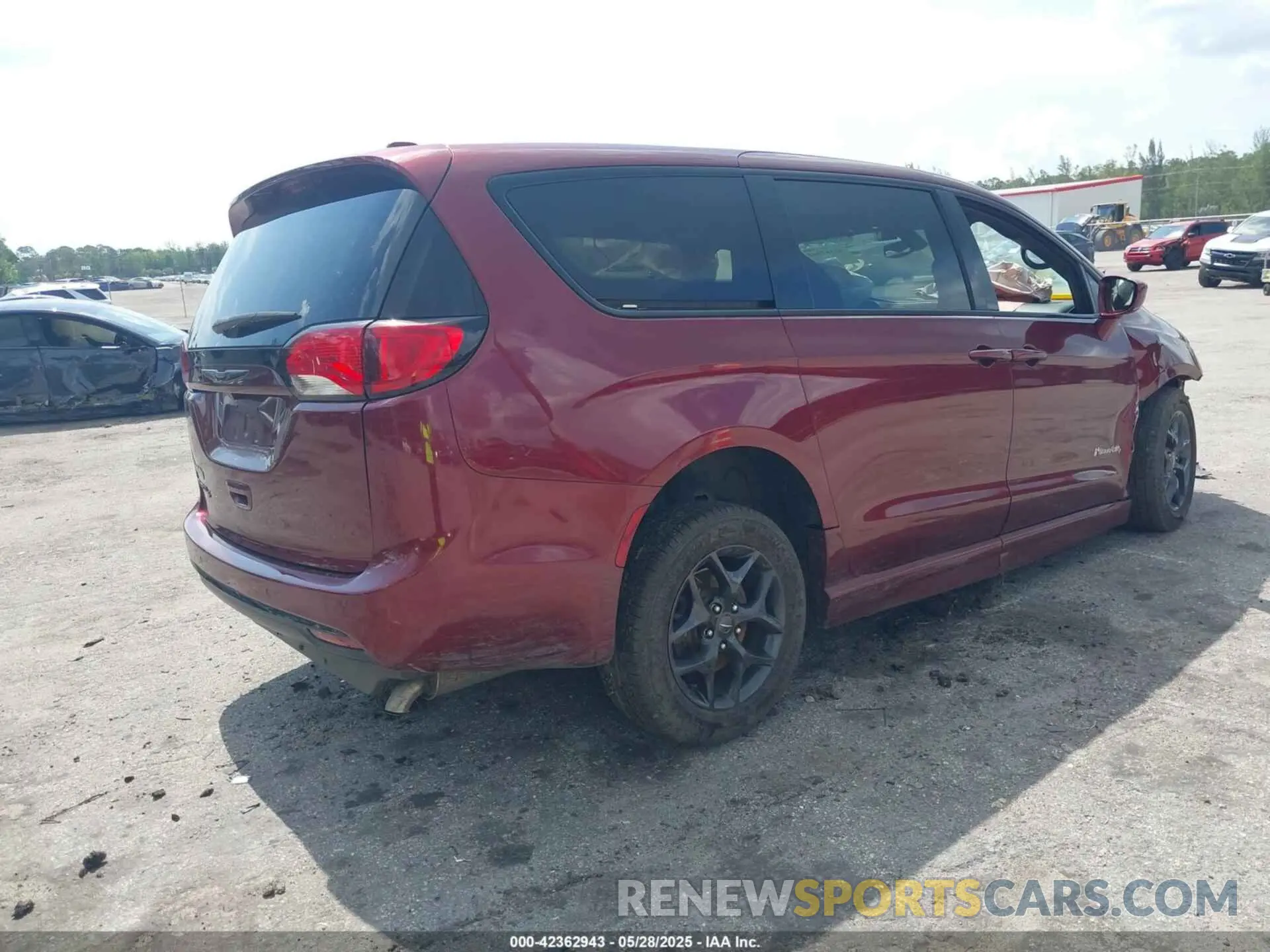 4 Photograph of a damaged car 2C4RC1FG8KR613842 CHRYSLER PACIFICA 2019