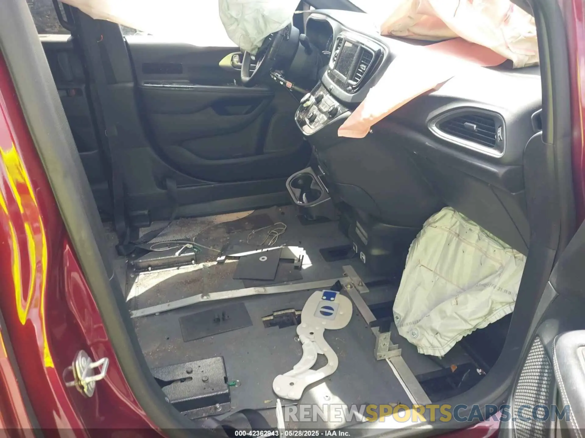 5 Photograph of a damaged car 2C4RC1FG8KR613842 CHRYSLER PACIFICA 2019