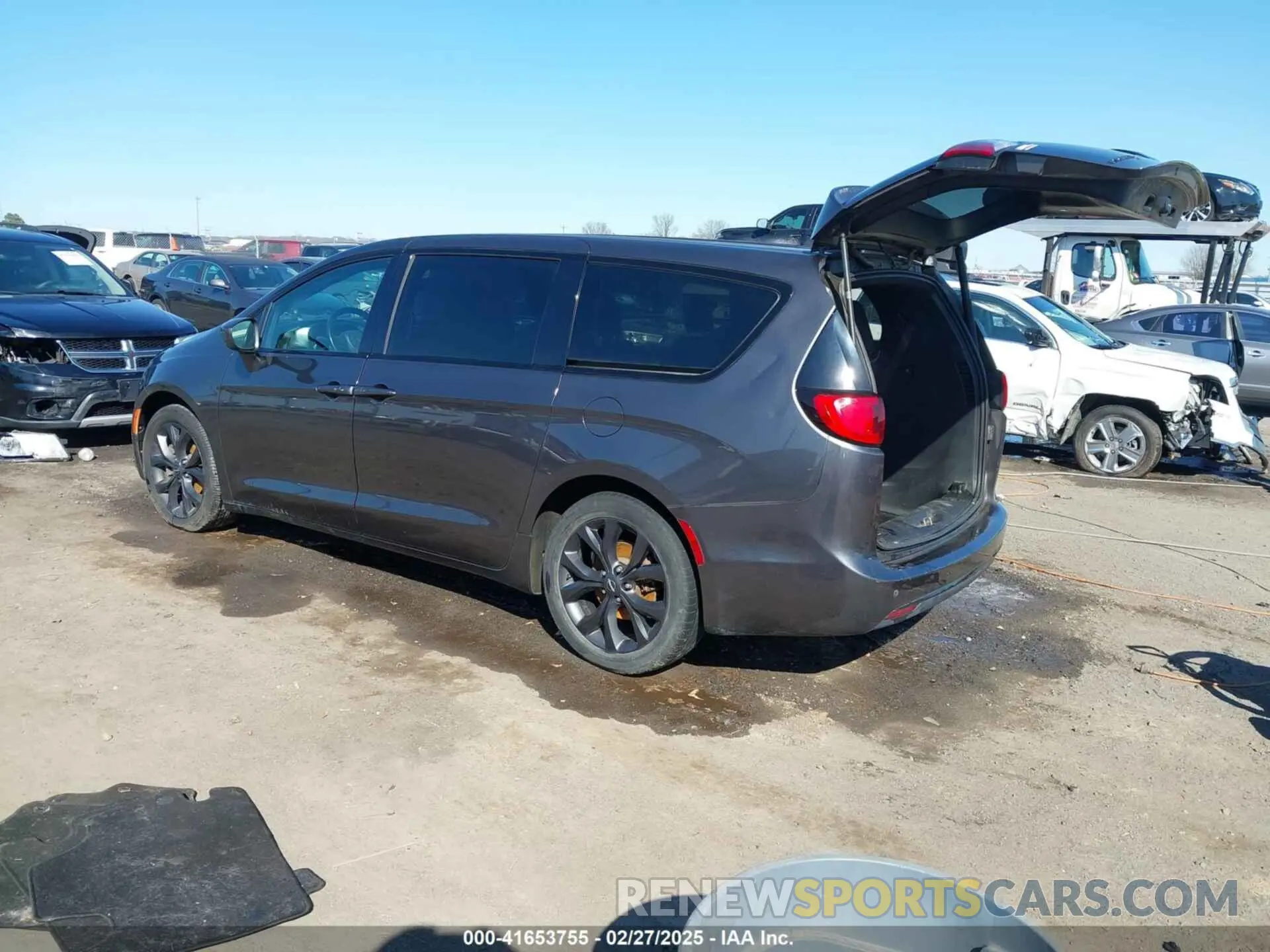 3 Photograph of a damaged car 2C4RC1FG9KR583413 CHRYSLER PACIFICA 2019