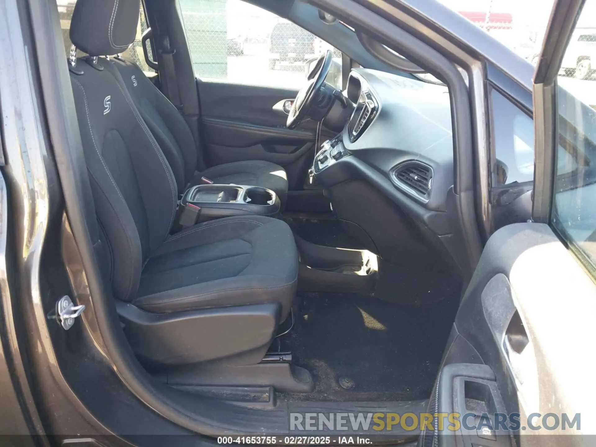 5 Photograph of a damaged car 2C4RC1FG9KR583413 CHRYSLER PACIFICA 2019