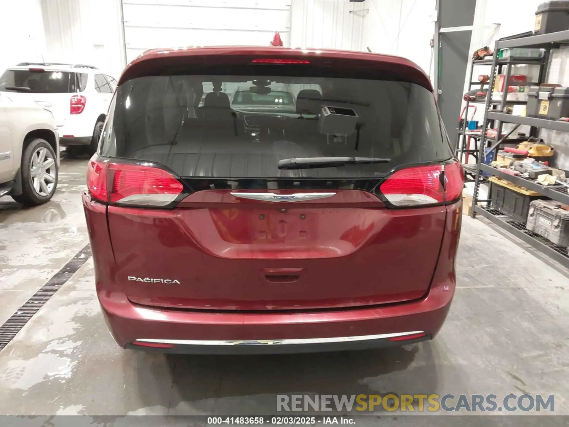 17 Фотография поврежденного автомобиля 2C4RC1FGXKR706264 CHRYSLER PACIFICA 2019