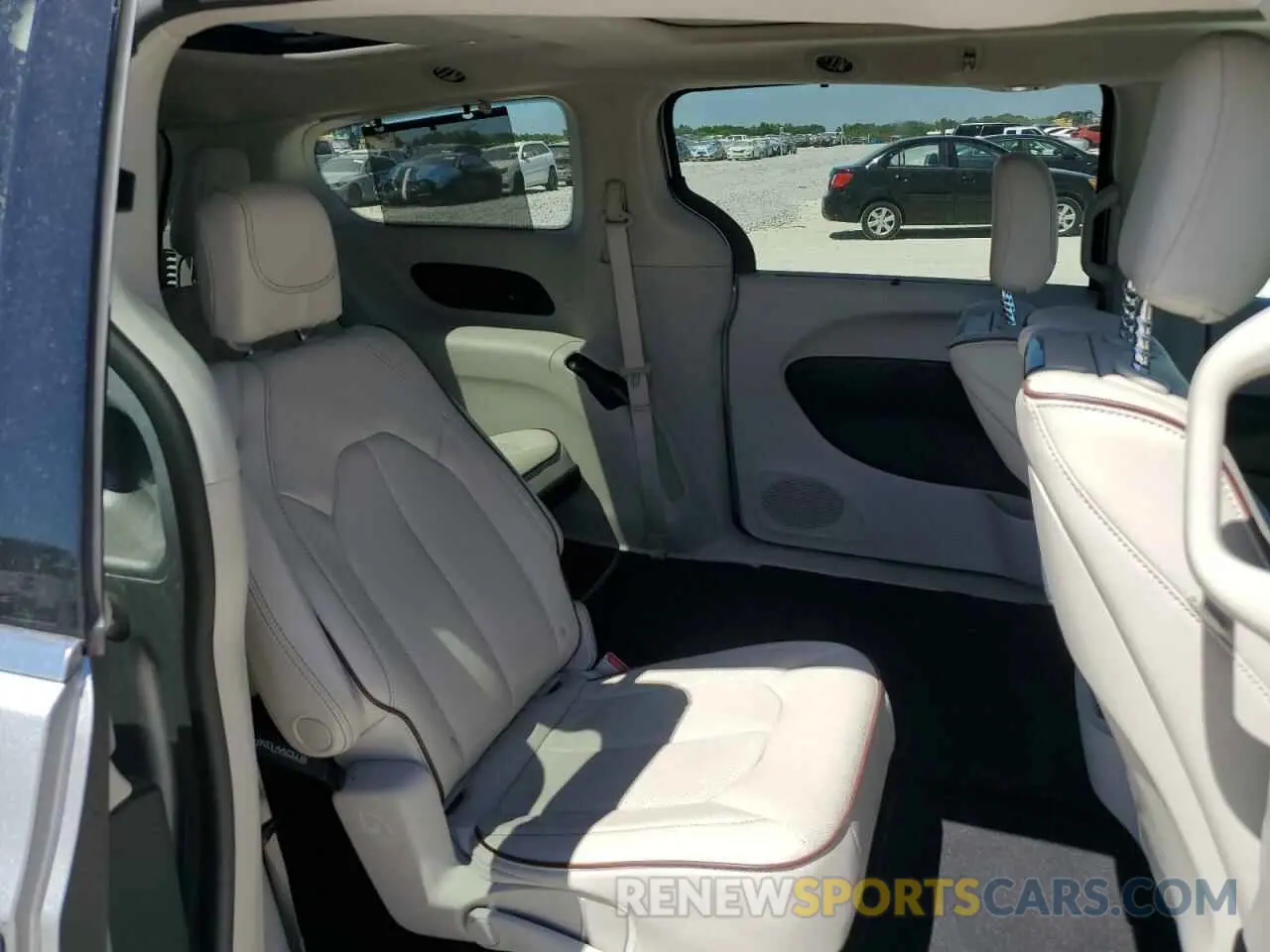 11 Photograph of a damaged car 2C4RC1GG1KR525567 CHRYSLER PACIFICA 2019