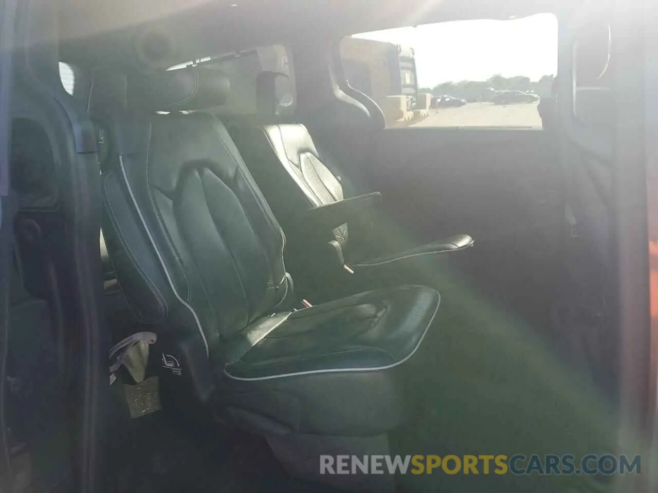 11 Photograph of a damaged car 2C4RC1GG1KR569455 CHRYSLER PACIFICA 2019