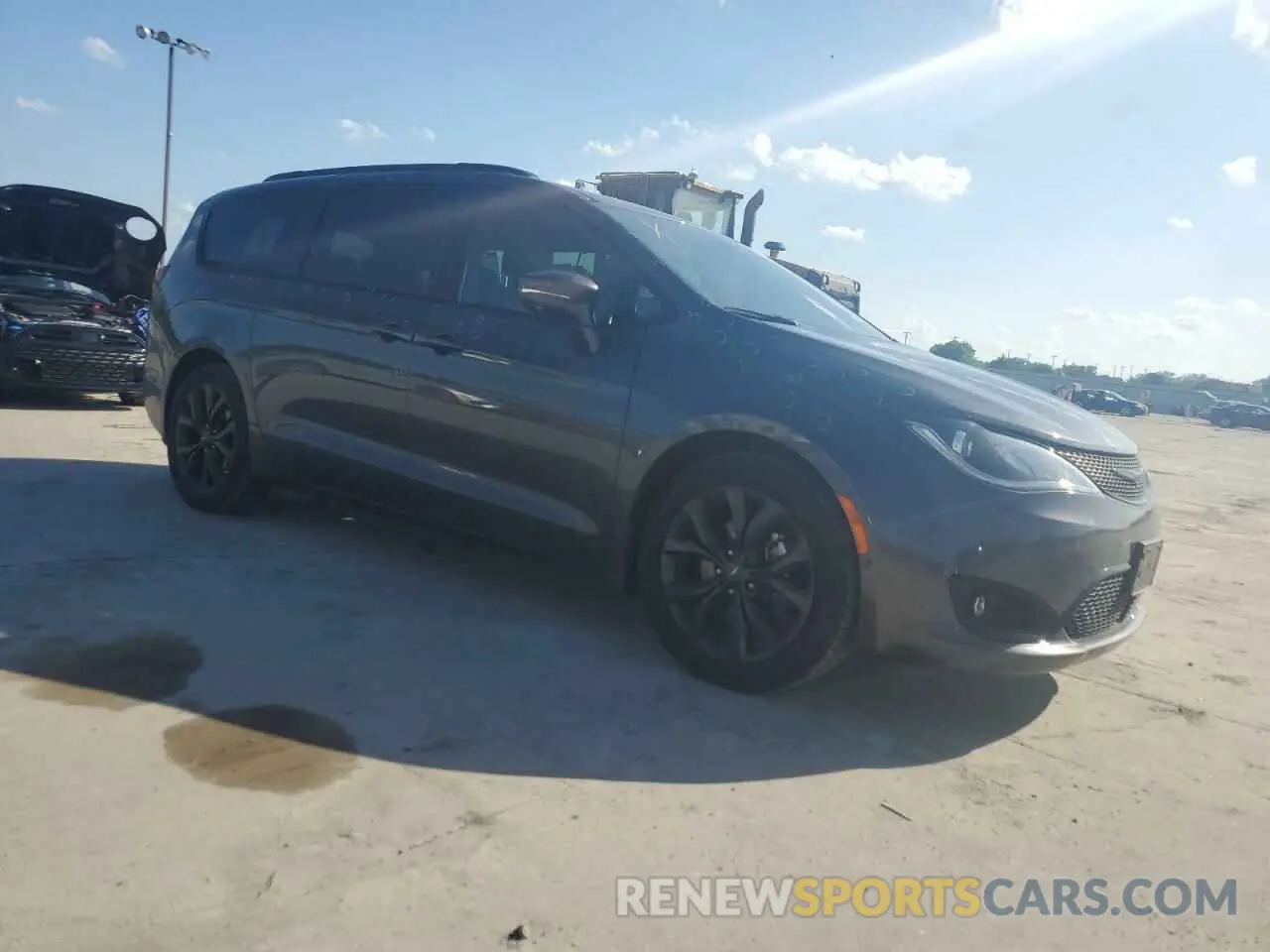 4 Photograph of a damaged car 2C4RC1GG1KR569455 CHRYSLER PACIFICA 2019