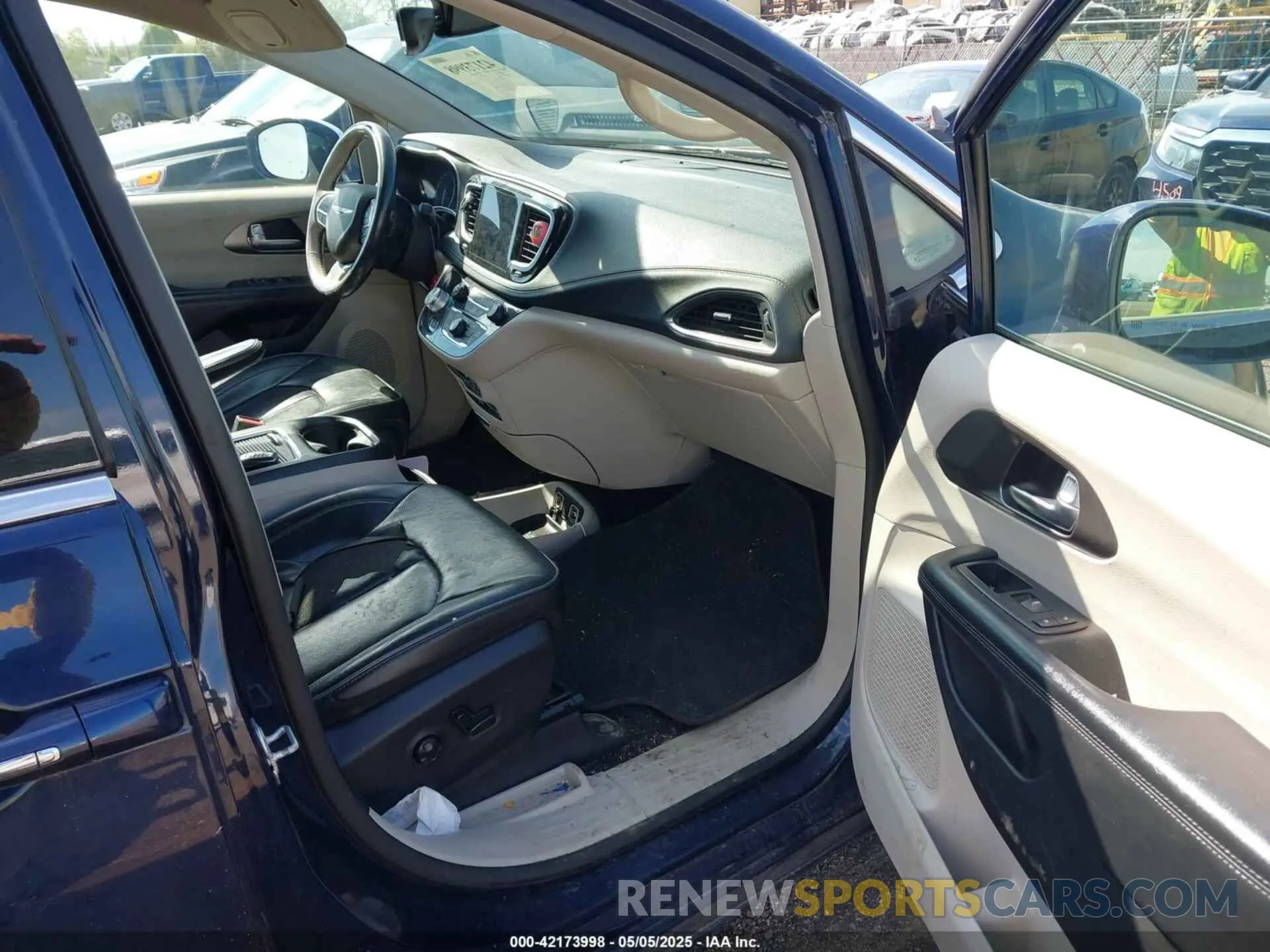 5 Photograph of a damaged car 2C4RC1GG2KR655440 CHRYSLER PACIFICA 2019