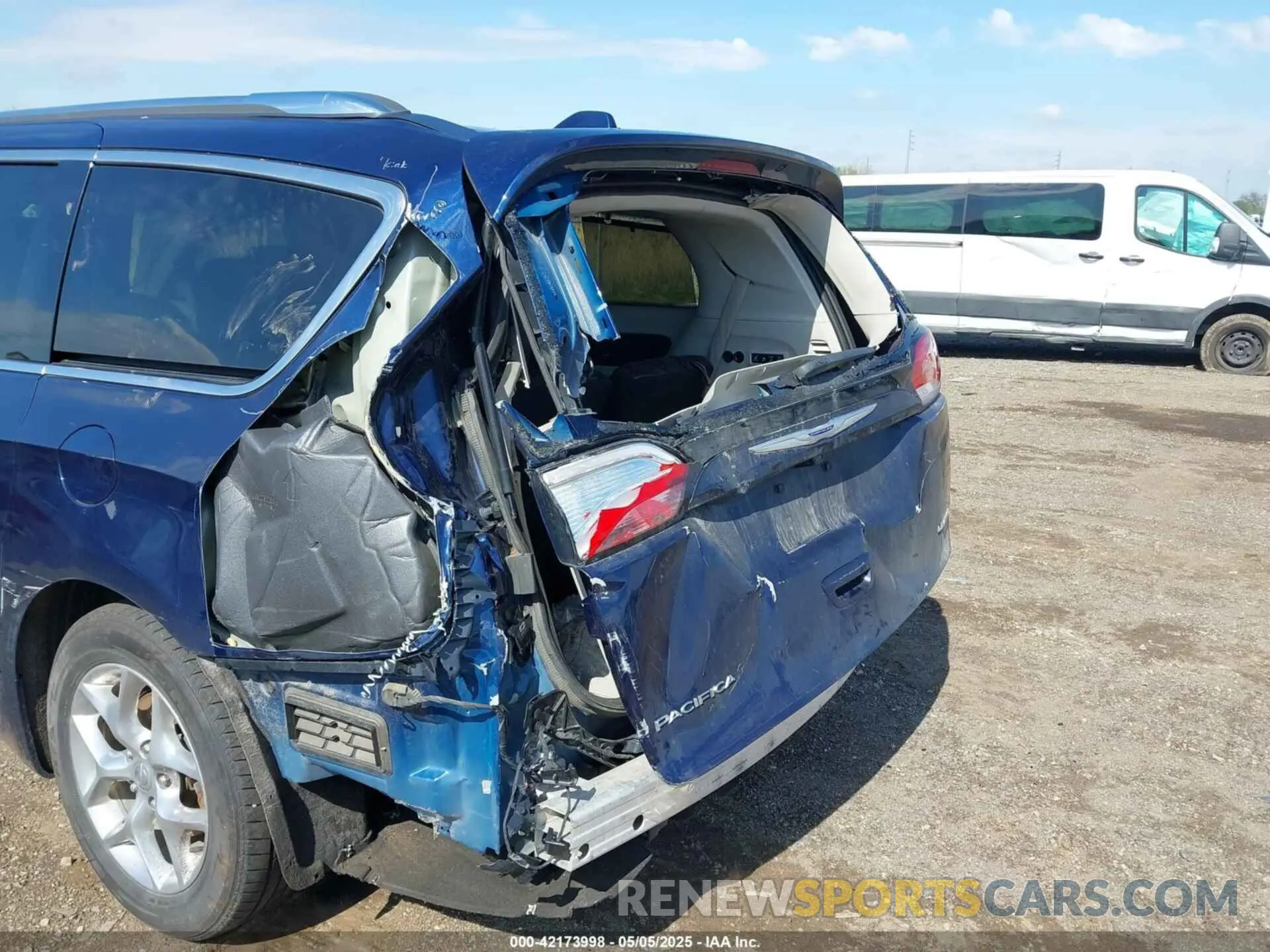 6 Photograph of a damaged car 2C4RC1GG2KR655440 CHRYSLER PACIFICA 2019