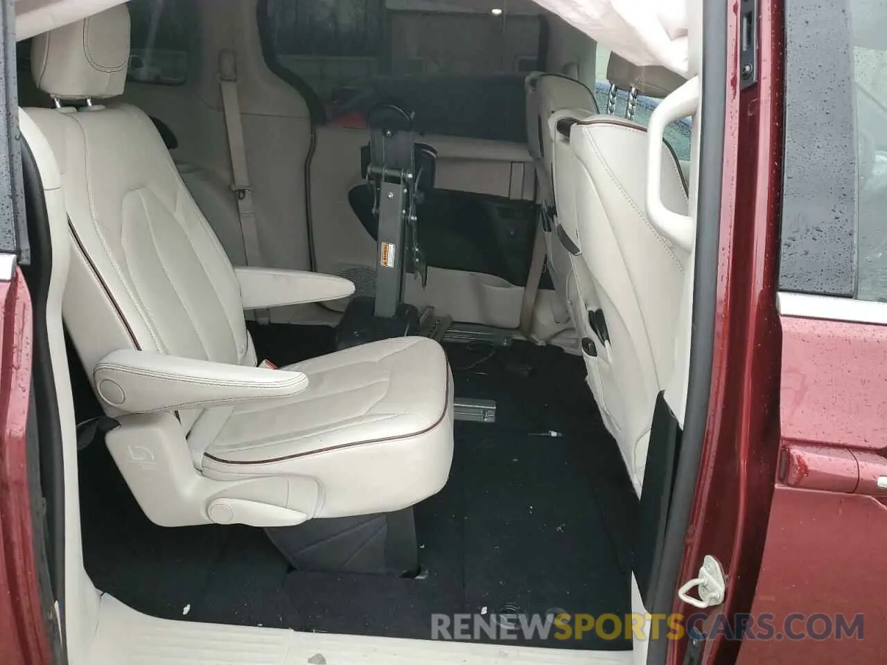 10 Photograph of a damaged car 2C4RC1GG5KR714318 CHRYSLER PACIFICA 2019