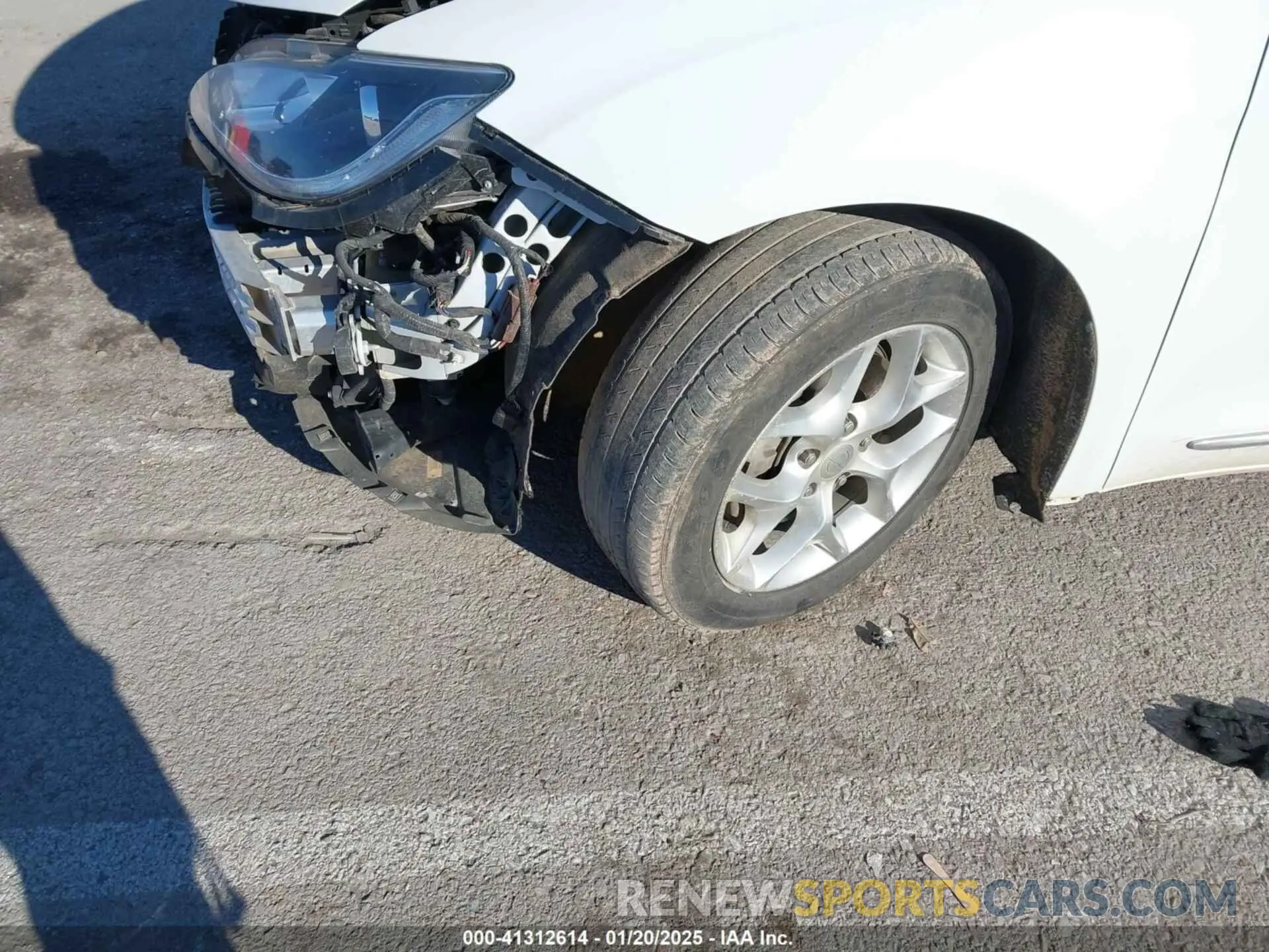 18 Photograph of a damaged car 2C4RC1GG6KR730513 CHRYSLER PACIFICA 2019