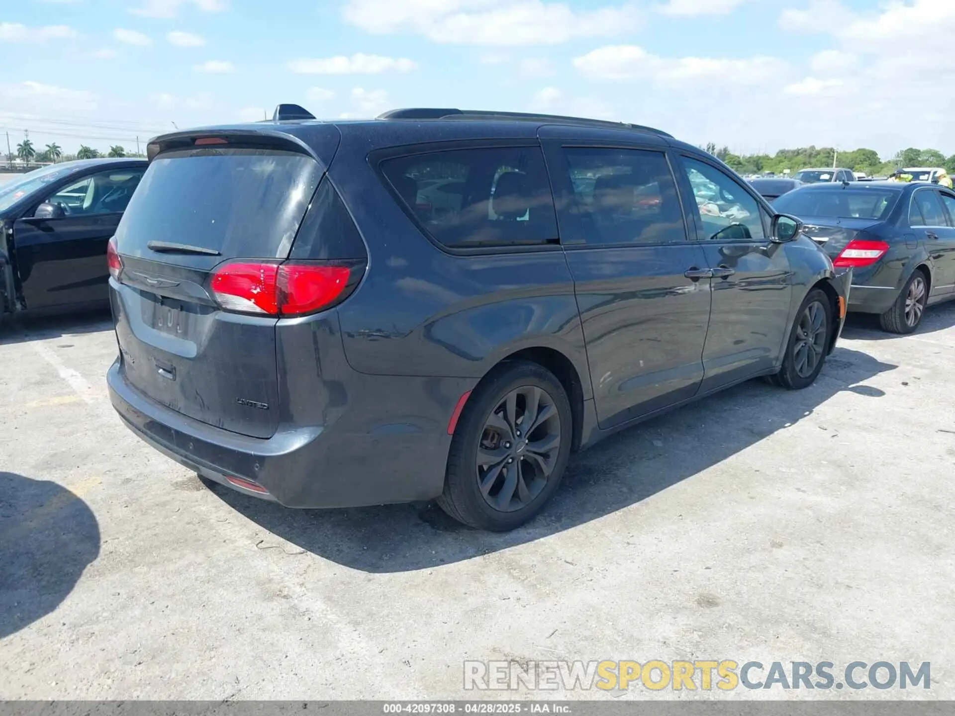 4 Photograph of a damaged car 2C4RC1GG8KR657371 CHRYSLER PACIFICA 2019
