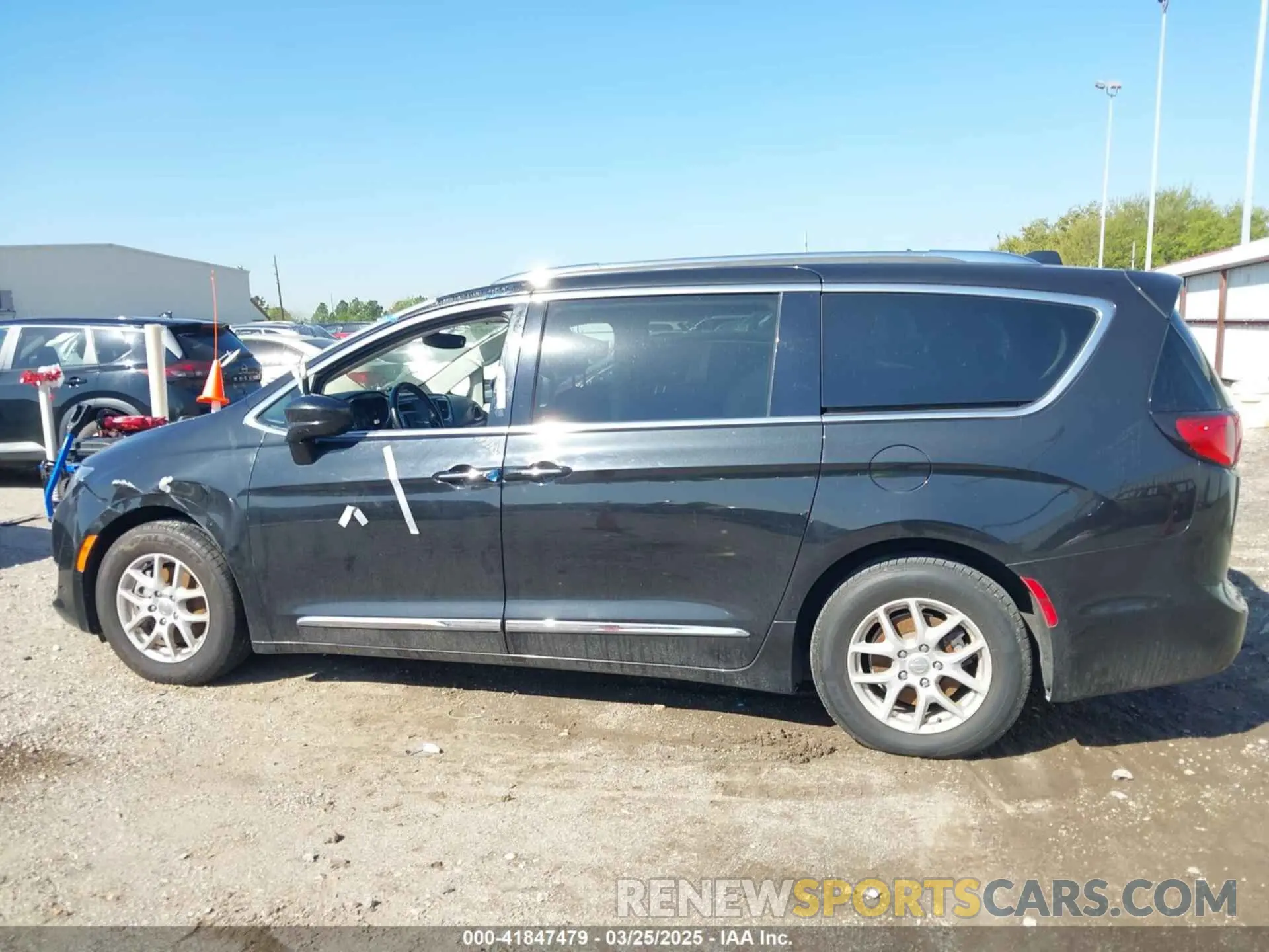 13 Photograph of a damaged car 2C4RC1BG0LR276333 CHRYSLER PACIFICA 2020
