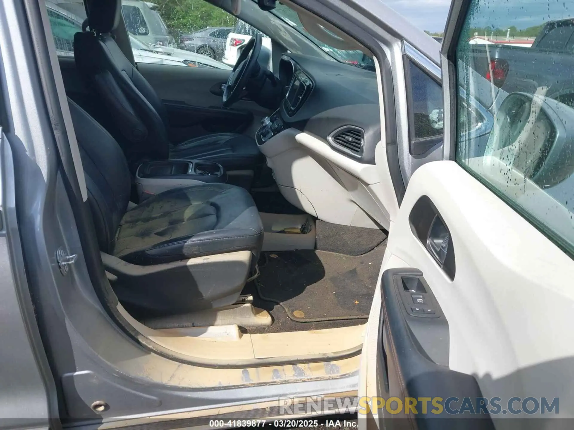 5 Photograph of a damaged car 2C4RC1BG1LR114193 CHRYSLER PACIFICA 2020