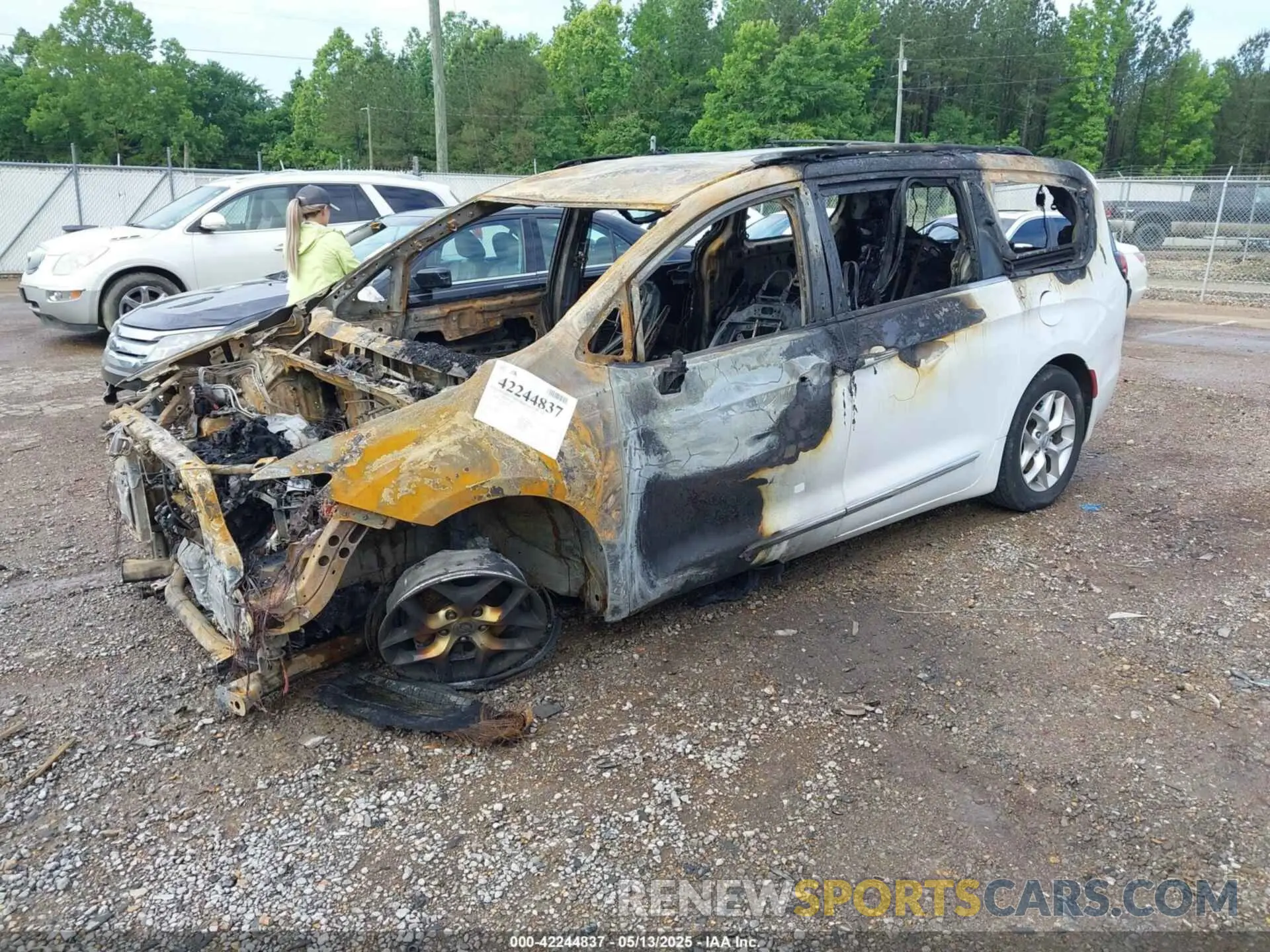 2 Photograph of a damaged car 2C4RC1BG2LR115935 CHRYSLER PACIFICA 2020