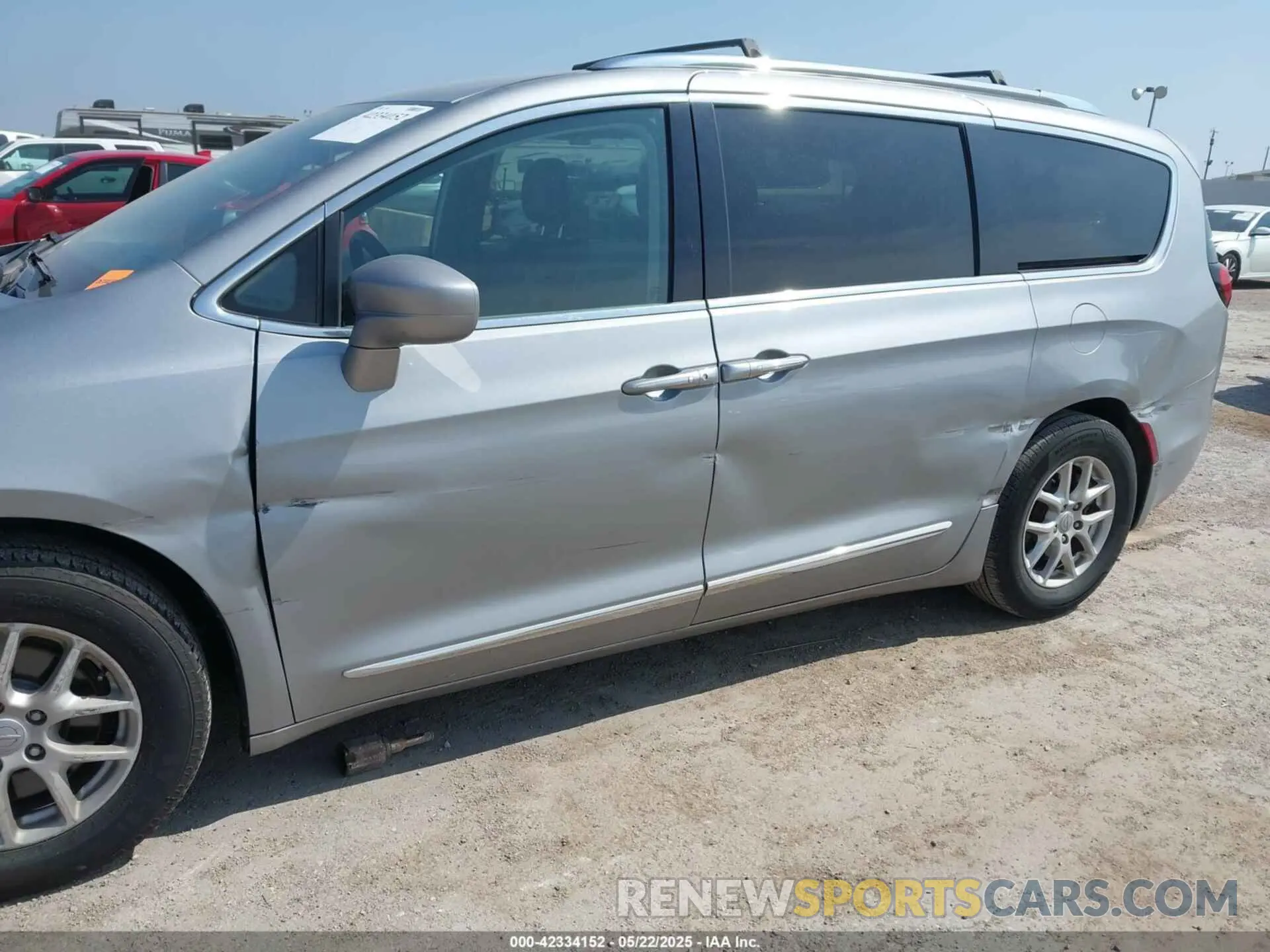 17 Photograph of a damaged car 2C4RC1BG3LR285642 CHRYSLER PACIFICA 2020