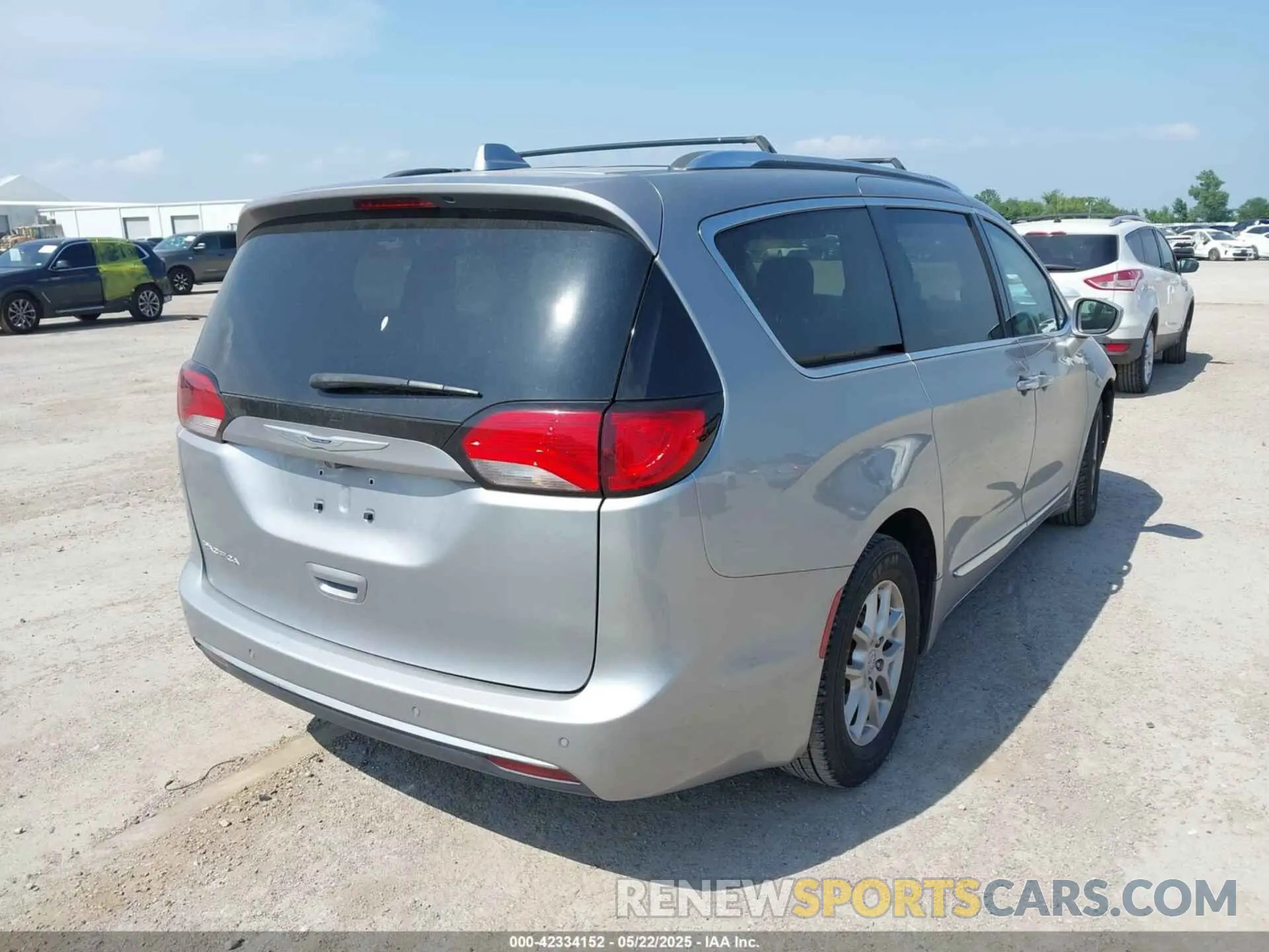 4 Photograph of a damaged car 2C4RC1BG3LR285642 CHRYSLER PACIFICA 2020