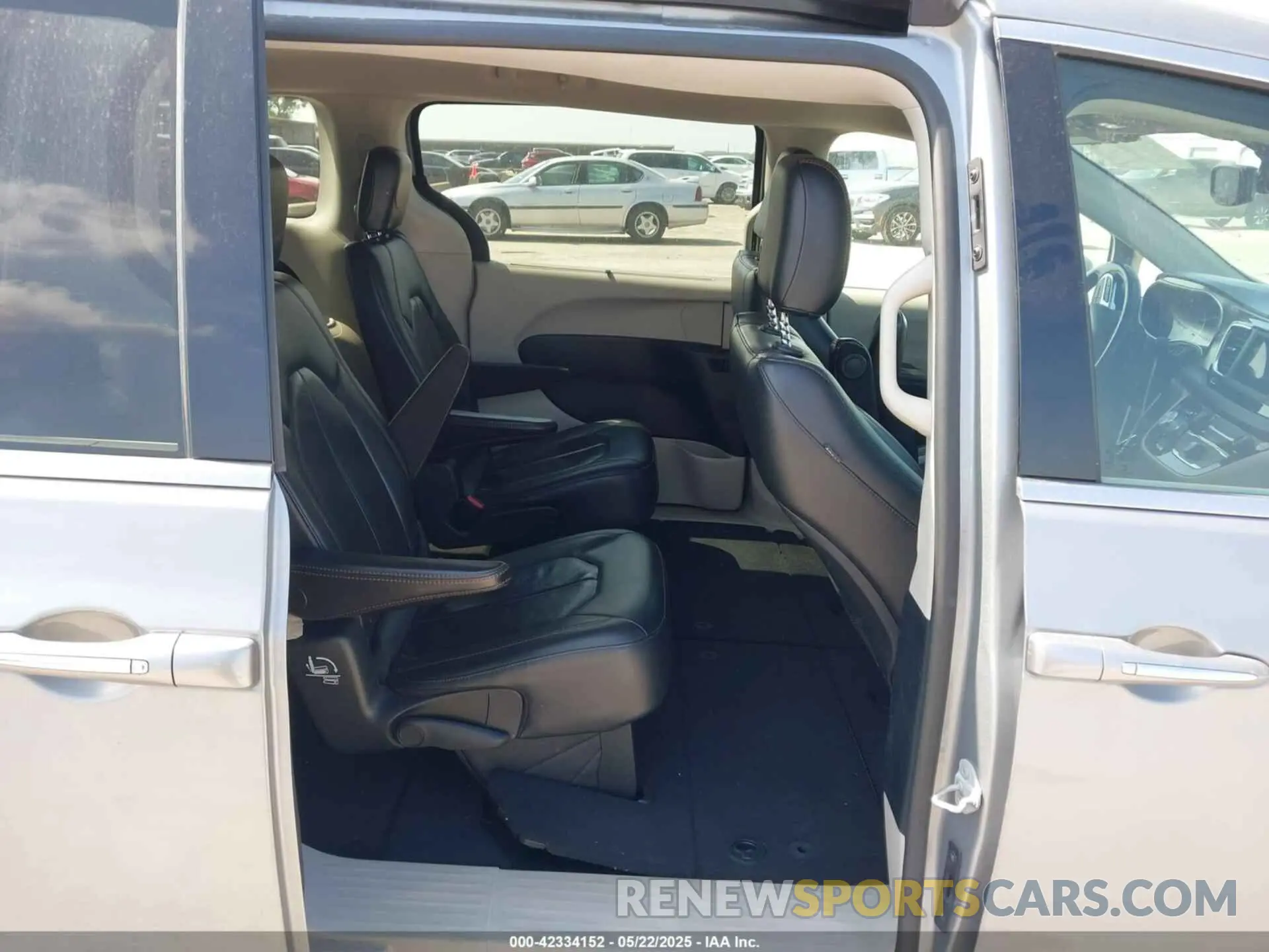 8 Photograph of a damaged car 2C4RC1BG3LR285642 CHRYSLER PACIFICA 2020