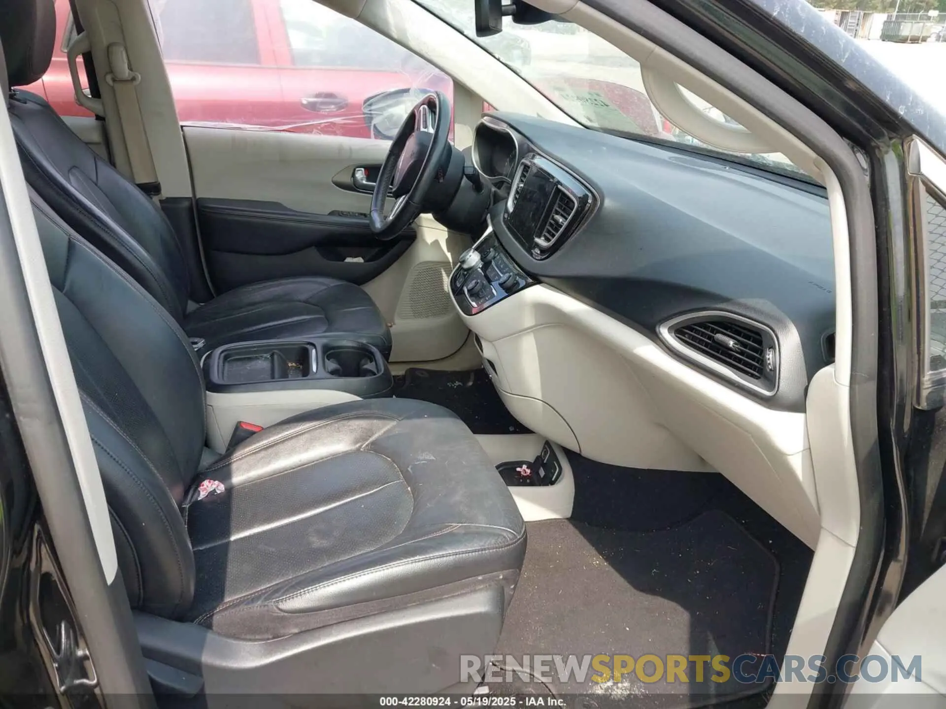5 Photograph of a damaged car 2C4RC1BG4LR103608 CHRYSLER PACIFICA 2020