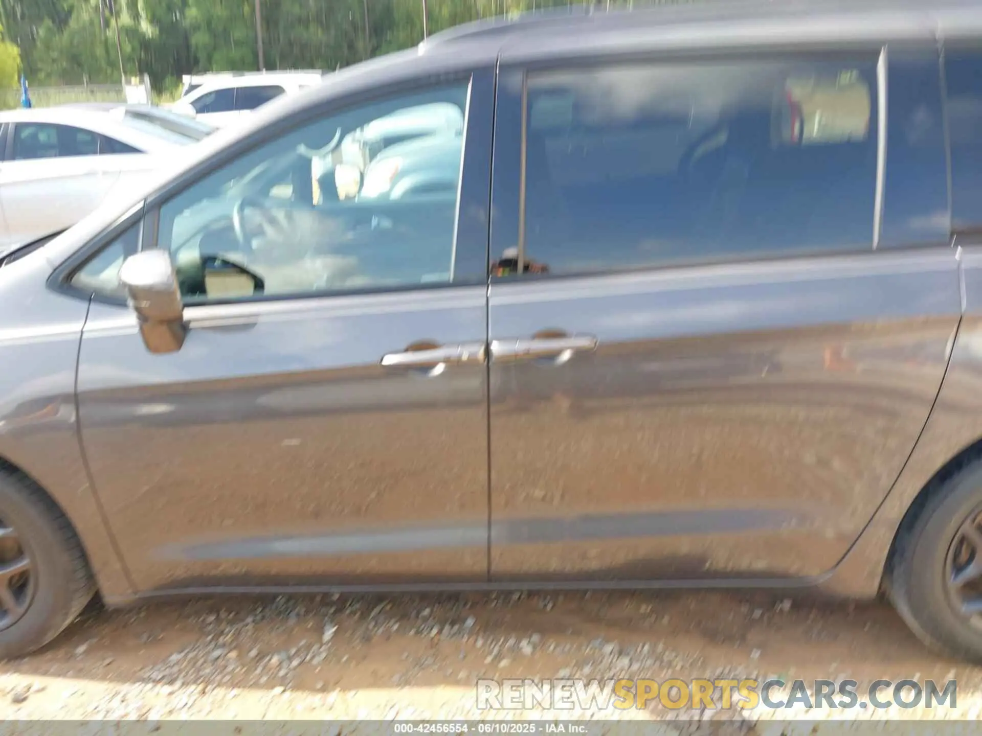 14 Photograph of a damaged car 2C4RC1BG4LR247756 CHRYSLER PACIFICA 2020