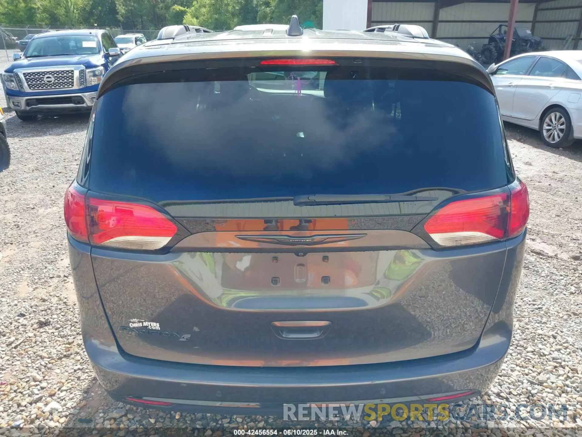 16 Photograph of a damaged car 2C4RC1BG4LR247756 CHRYSLER PACIFICA 2020