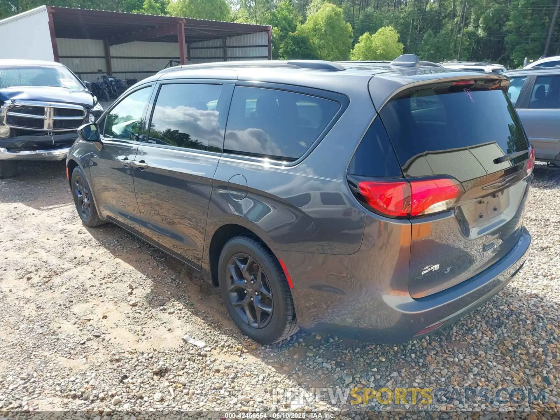3 Photograph of a damaged car 2C4RC1BG4LR247756 CHRYSLER PACIFICA 2020