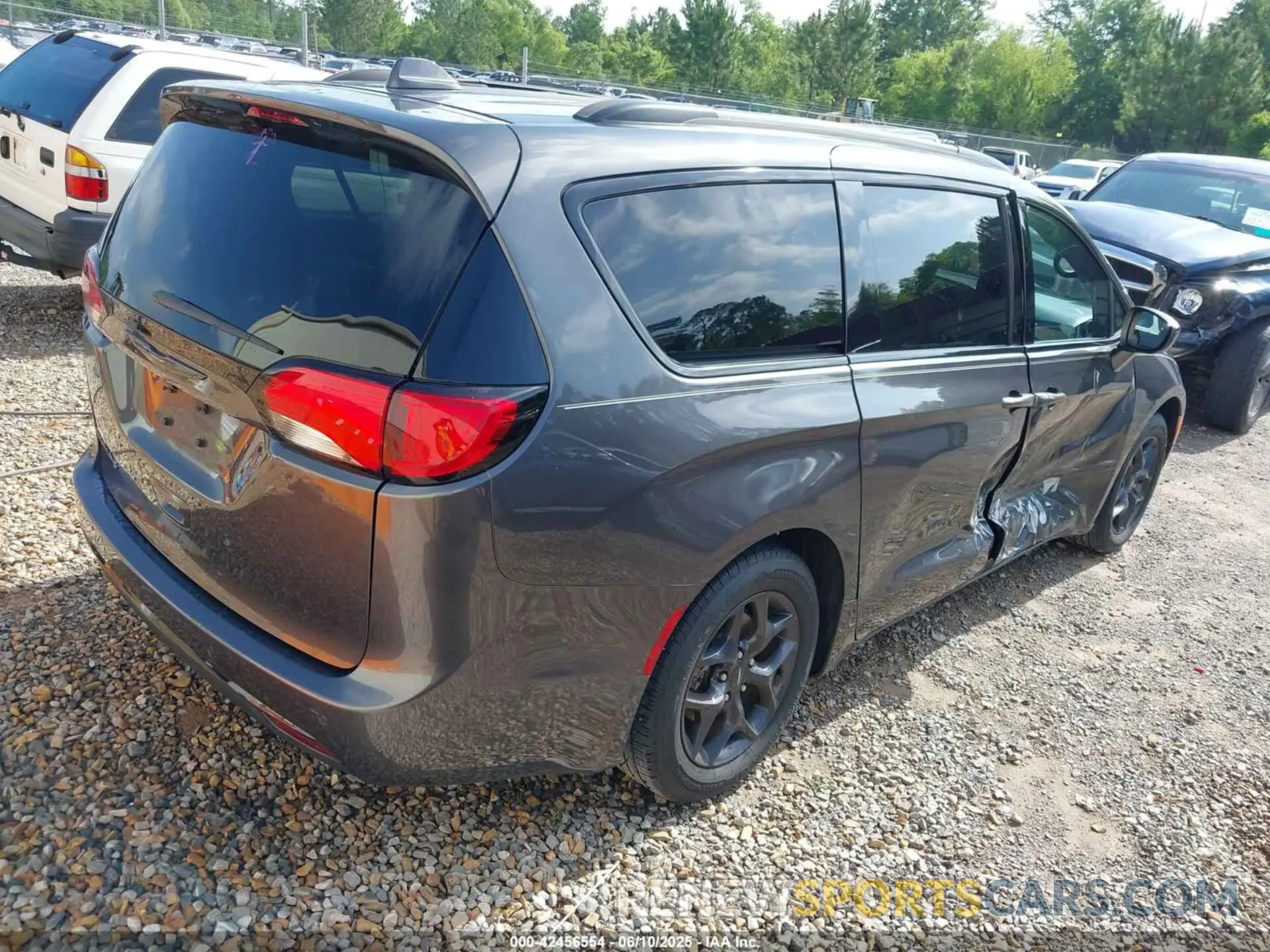 4 Photograph of a damaged car 2C4RC1BG4LR247756 CHRYSLER PACIFICA 2020