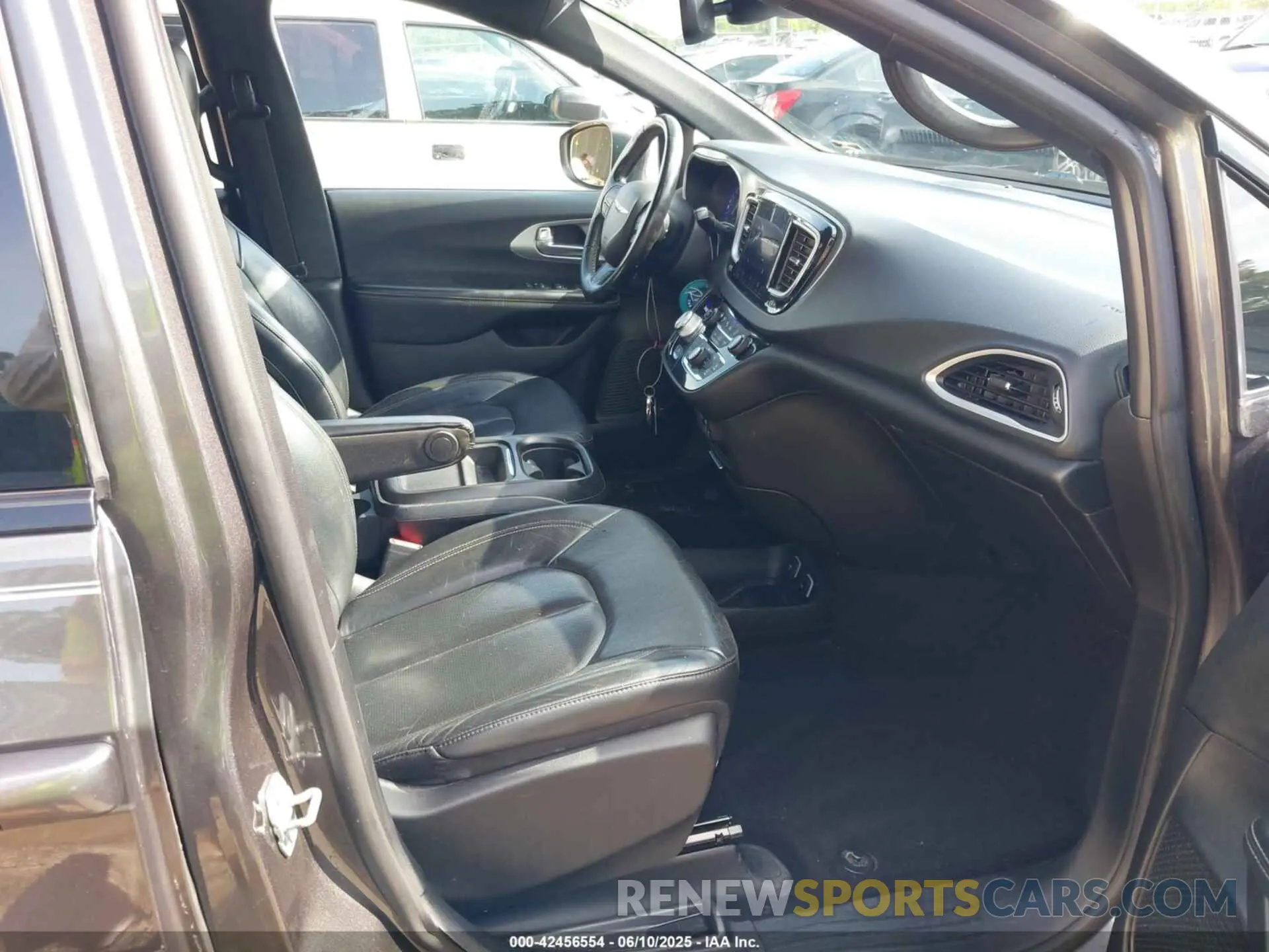 5 Photograph of a damaged car 2C4RC1BG4LR247756 CHRYSLER PACIFICA 2020