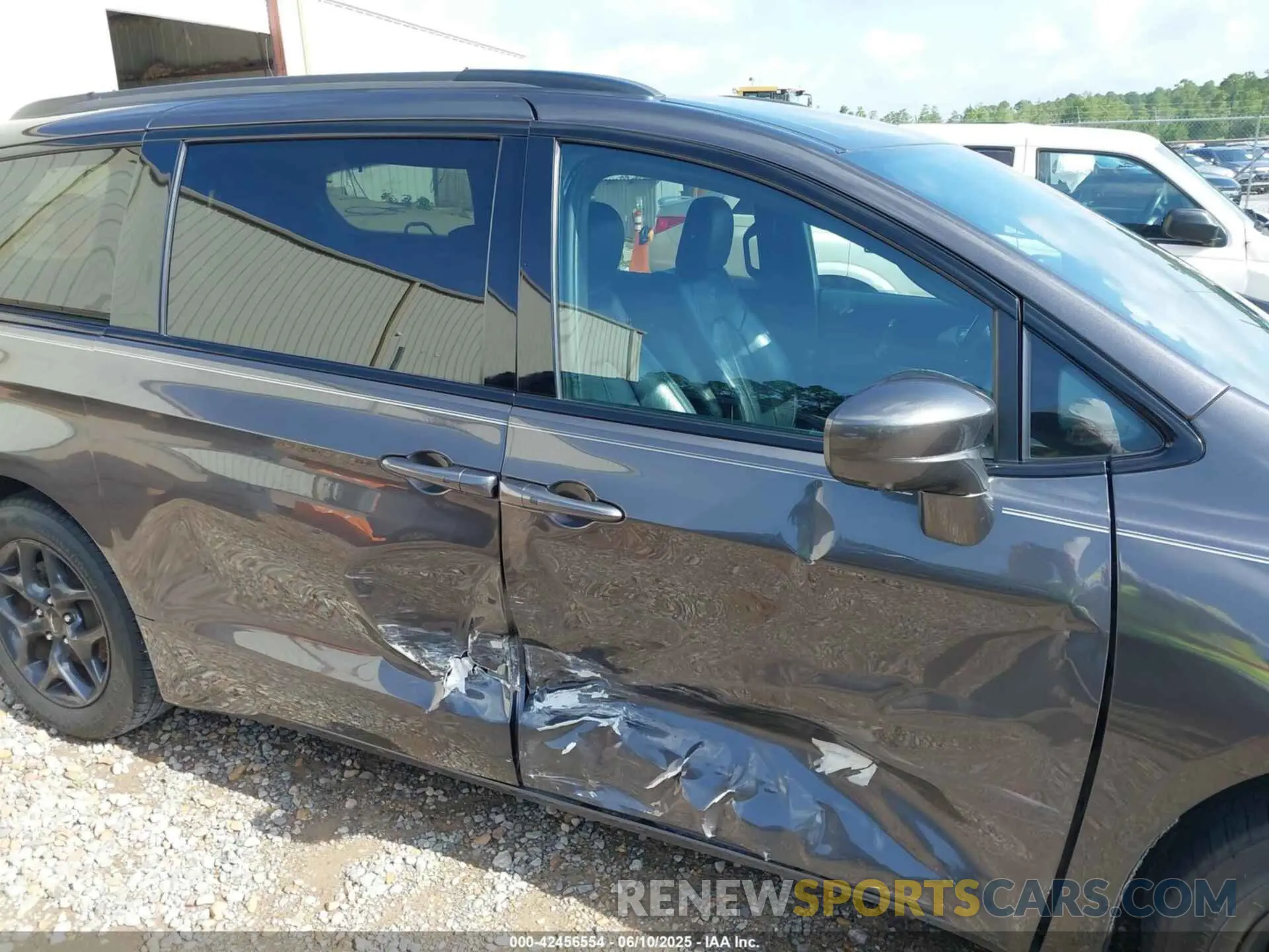6 Photograph of a damaged car 2C4RC1BG4LR247756 CHRYSLER PACIFICA 2020