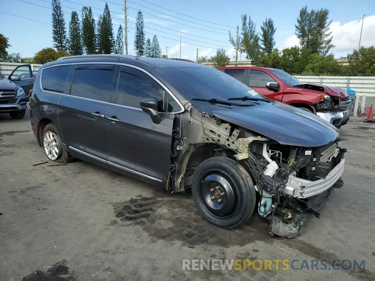 4 Фотография поврежденного автомобиля 2C4RC1BG6LR131037 CHRYSLER PACIFICA 2020