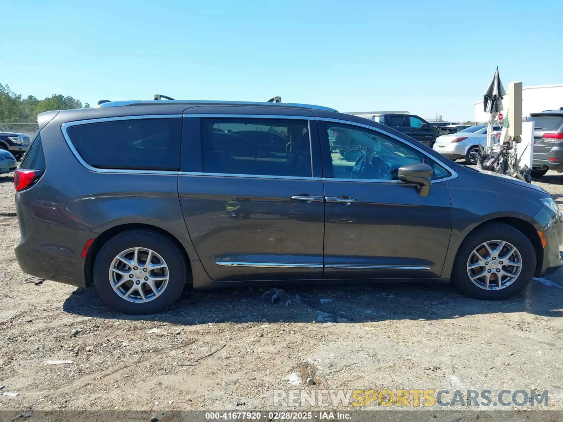 13 Фотография поврежденного автомобиля 2C4RC1BG6LR269130 CHRYSLER PACIFICA 2020