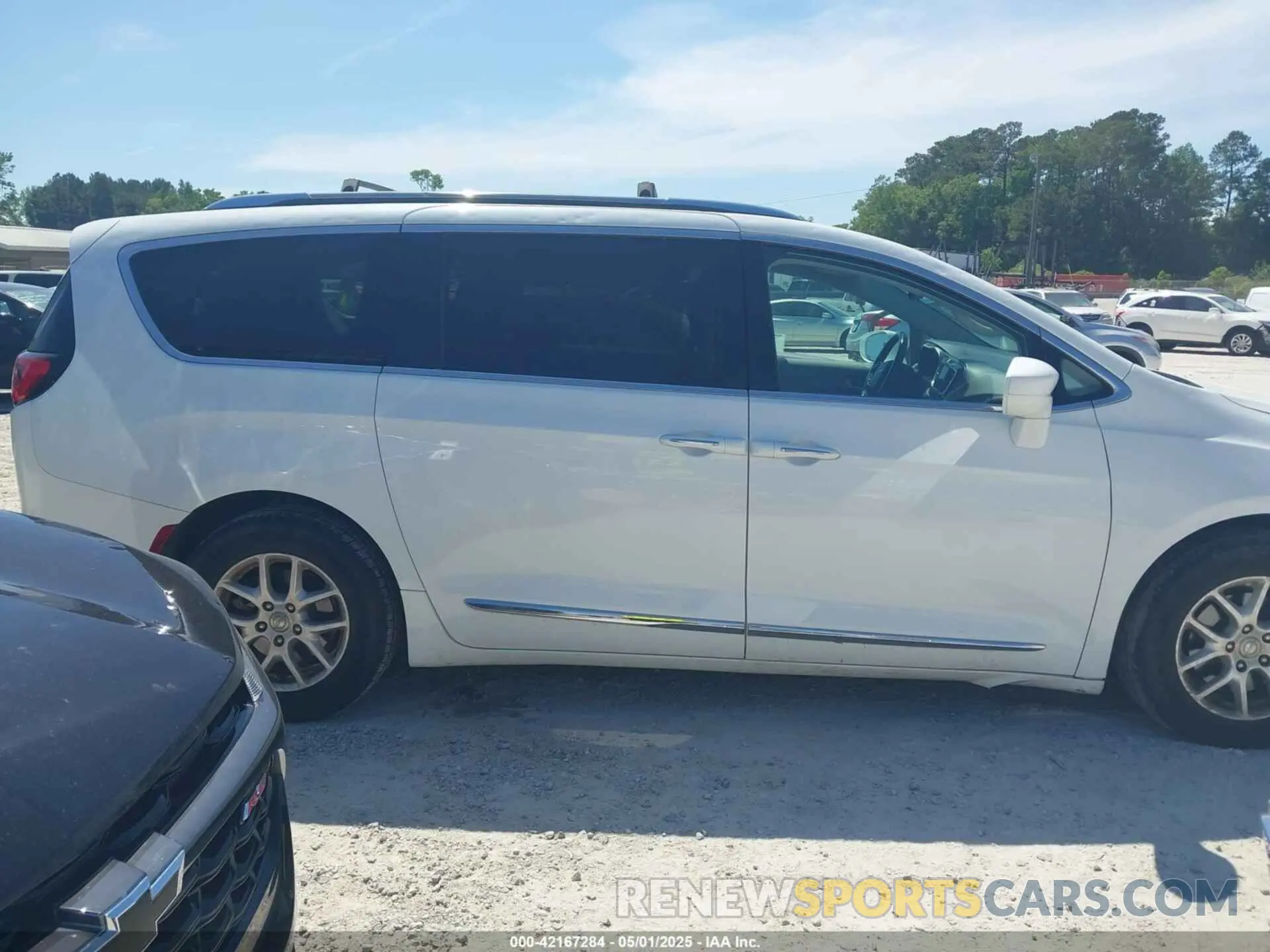 13 Photograph of a damaged car 2C4RC1BG6LR276742 CHRYSLER PACIFICA 2020