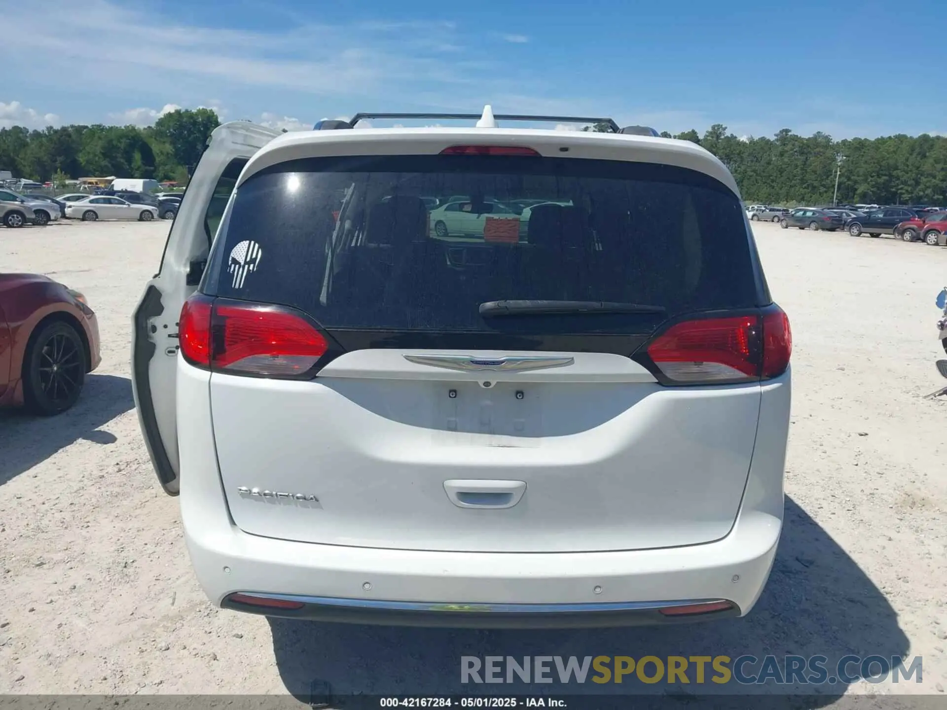 16 Photograph of a damaged car 2C4RC1BG6LR276742 CHRYSLER PACIFICA 2020