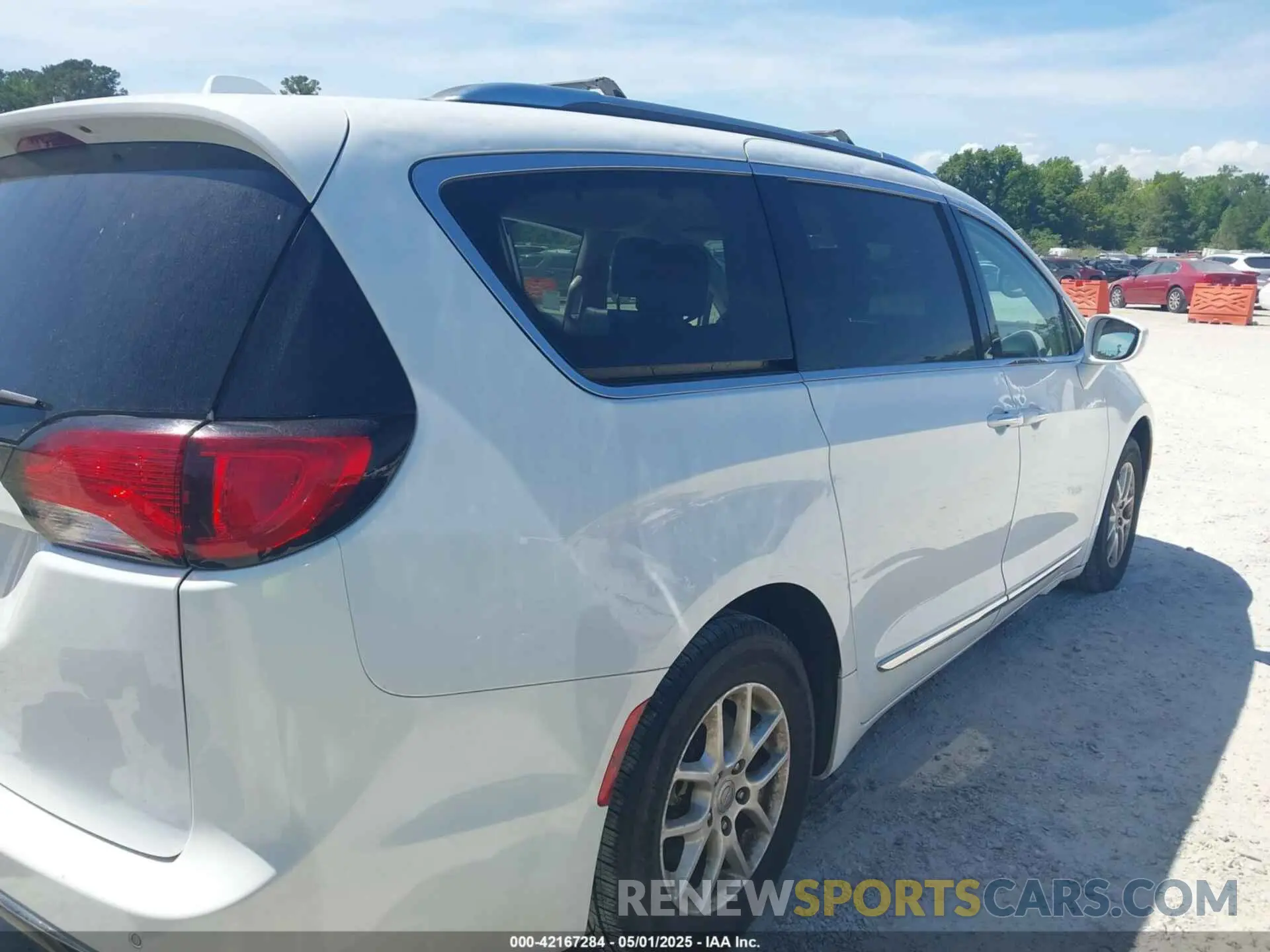 4 Photograph of a damaged car 2C4RC1BG6LR276742 CHRYSLER PACIFICA 2020