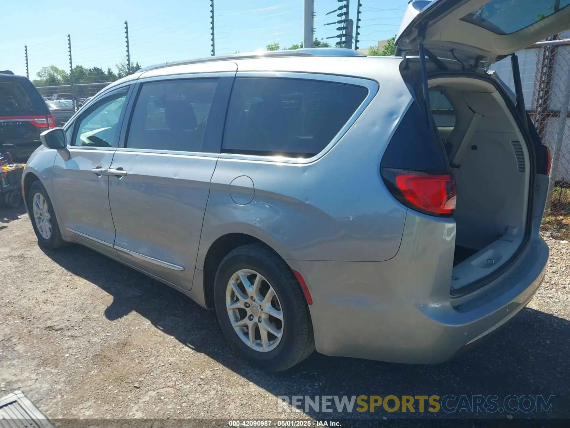 3 Photograph of a damaged car 2C4RC1BG7LR140622 CHRYSLER PACIFICA 2020