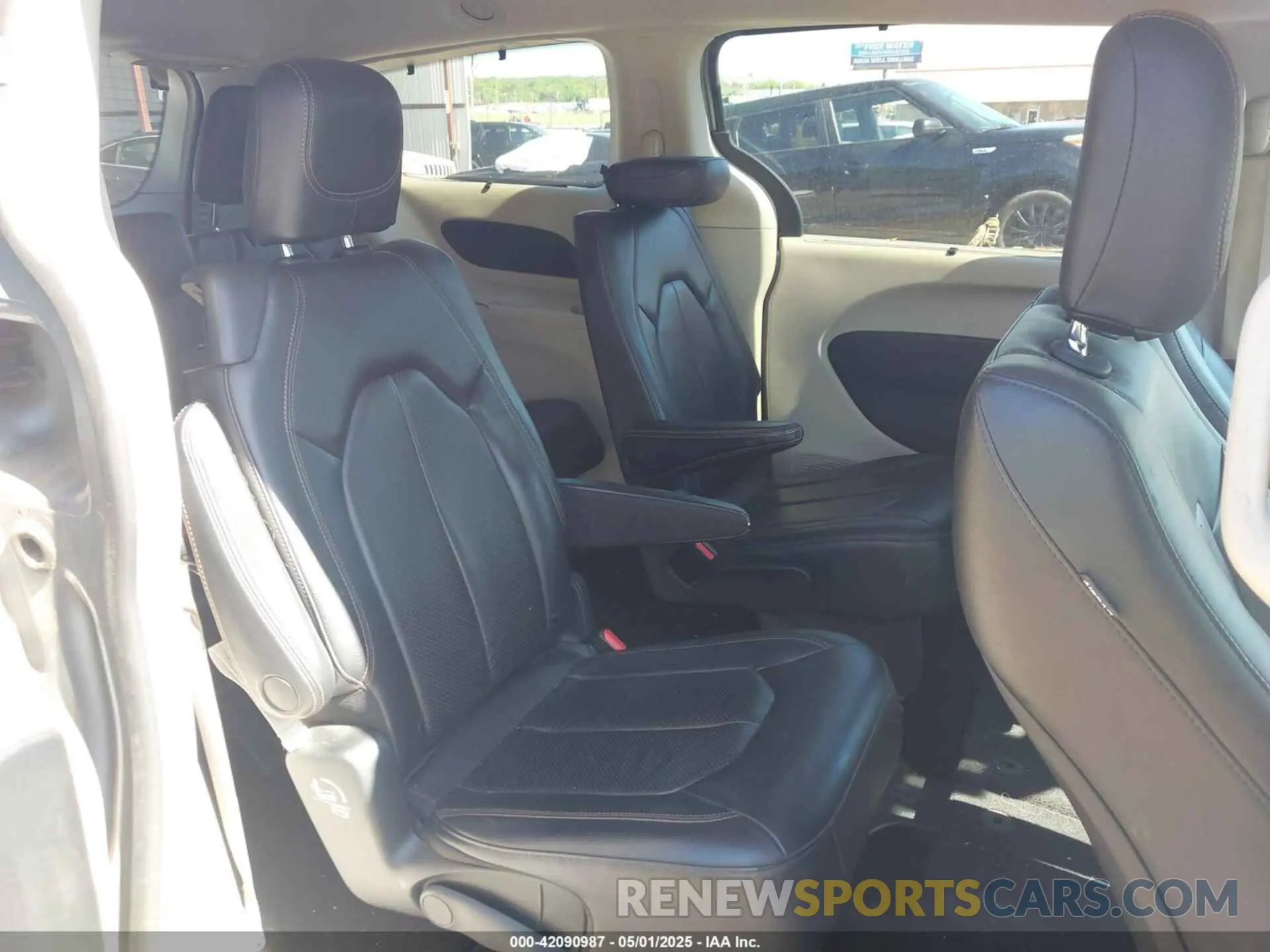 8 Photograph of a damaged car 2C4RC1BG7LR140622 CHRYSLER PACIFICA 2020