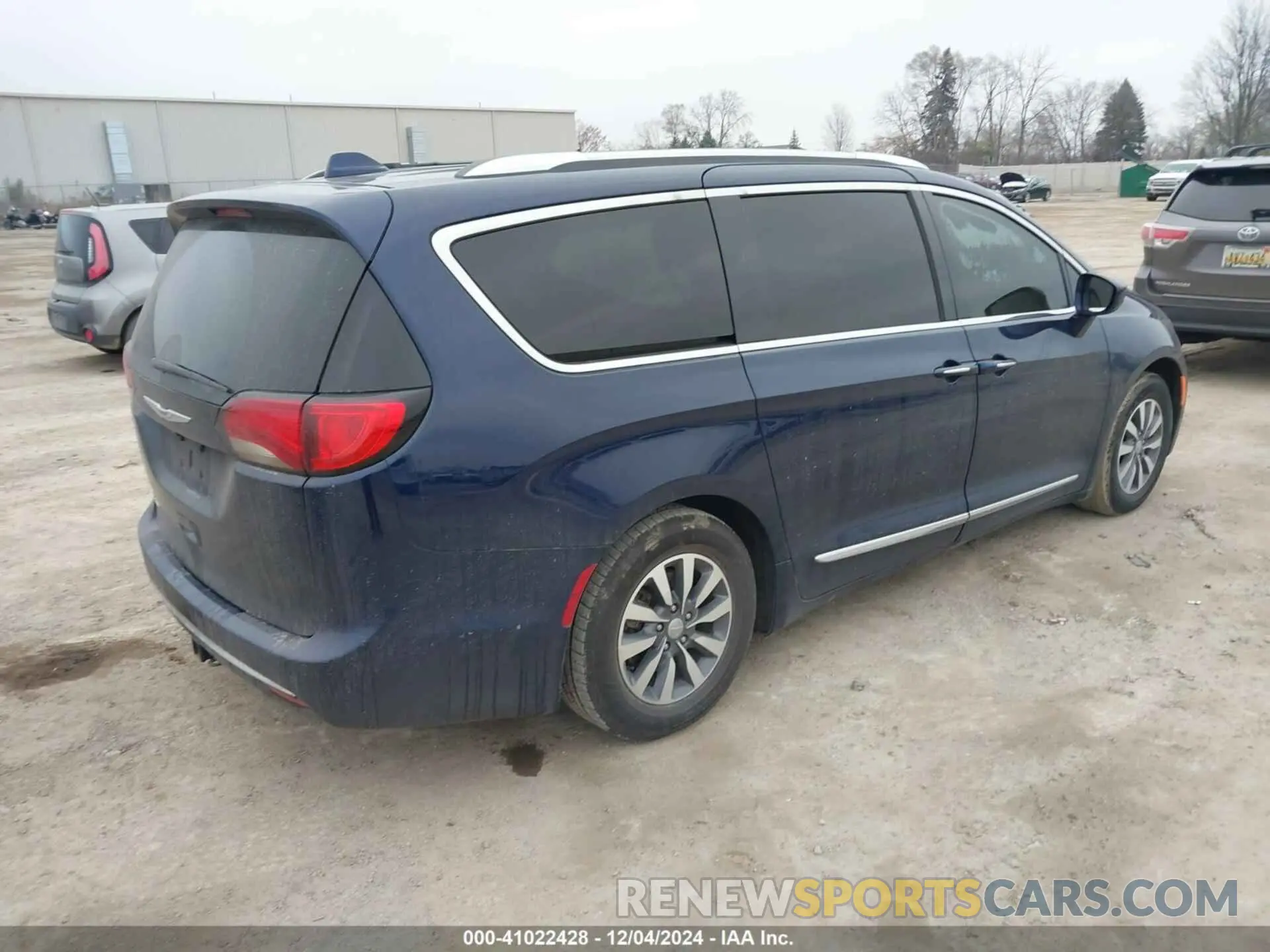 4 Photograph of a damaged car 2C4RC1EG2LR120967 CHRYSLER PACIFICA 2020