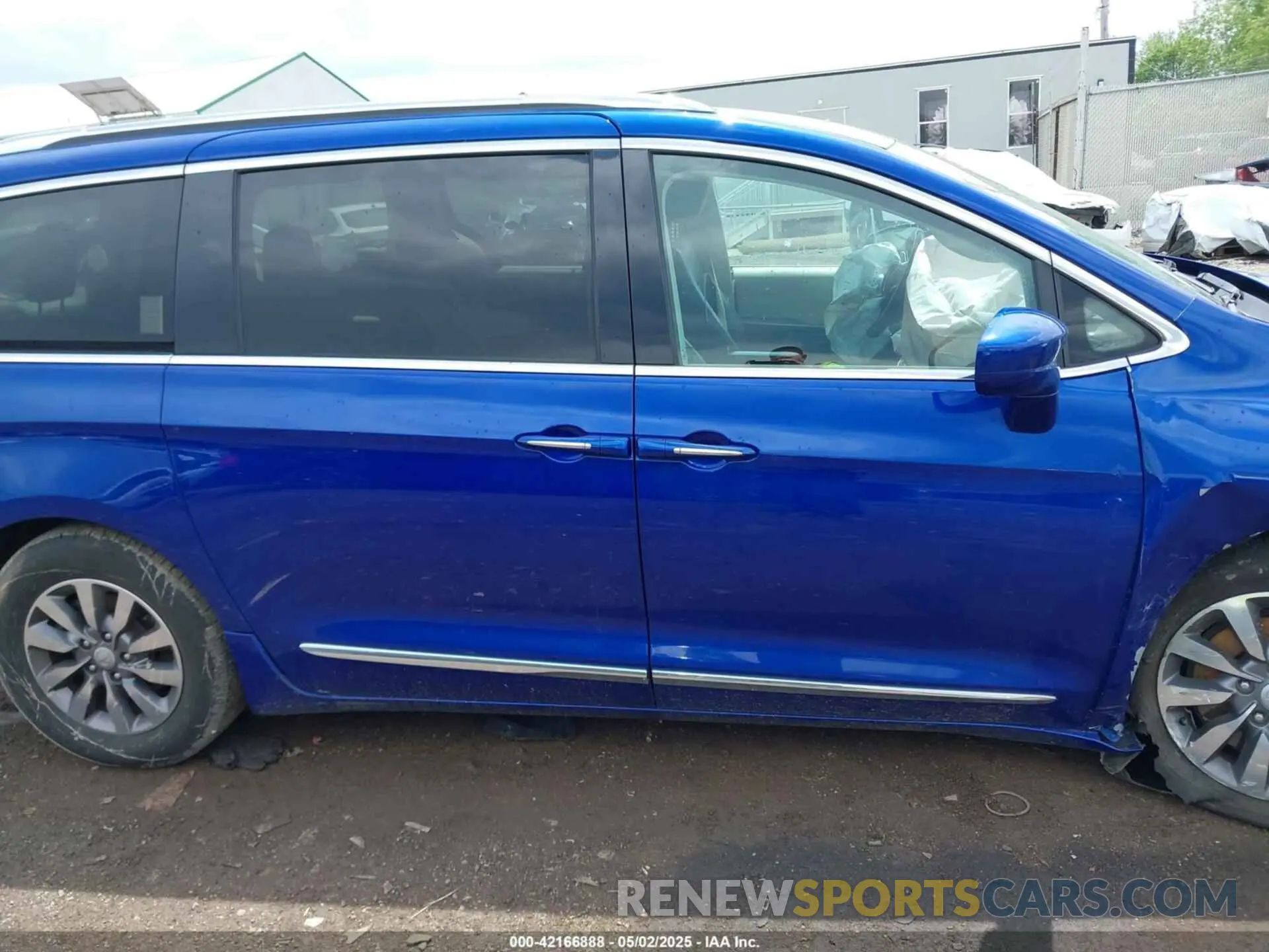 13 Photograph of a damaged car 2C4RC1EG3LR172897 CHRYSLER PACIFICA 2020